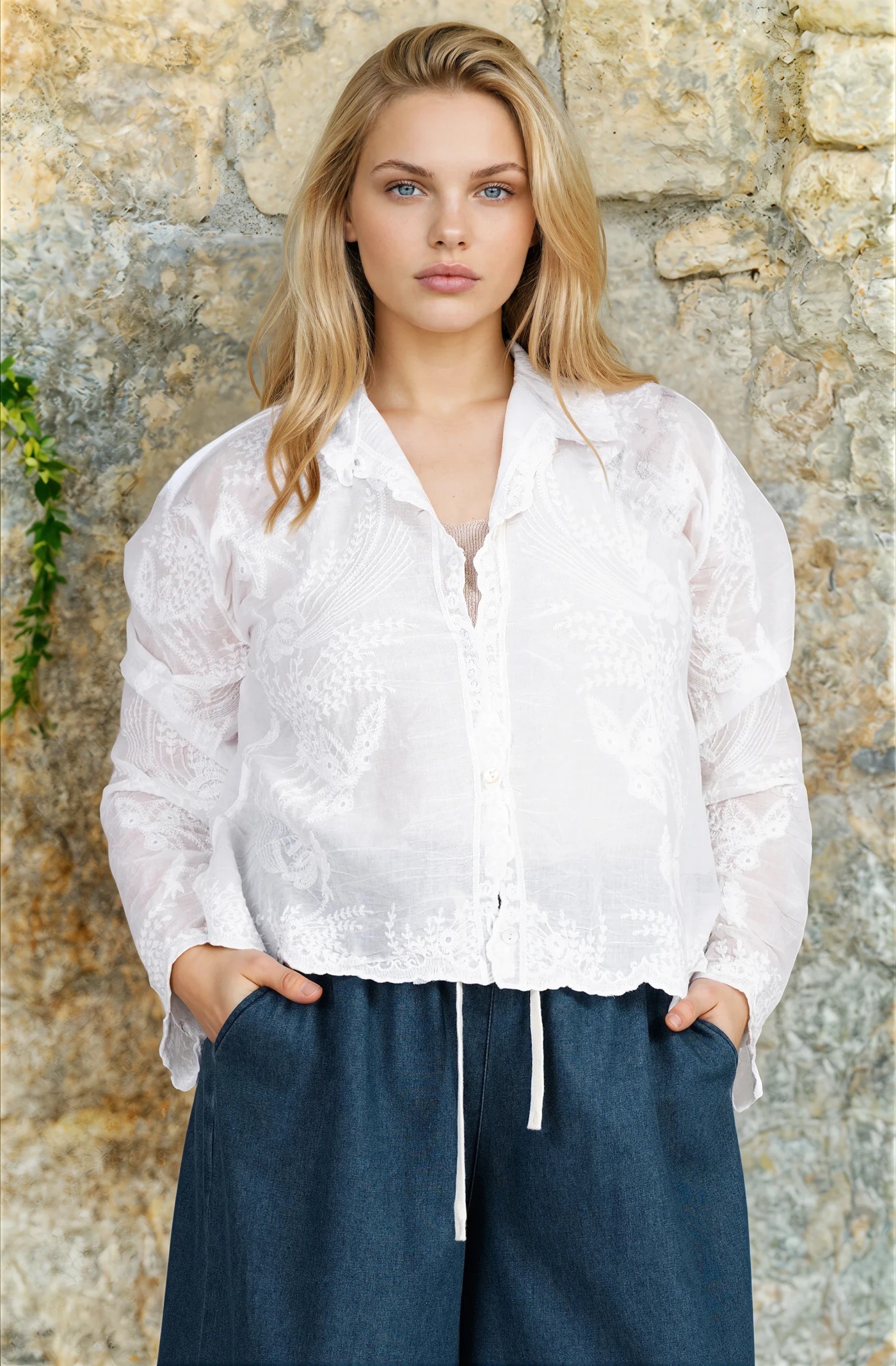 МАКСИ блуза от памук в бяло с бродерия и качулка