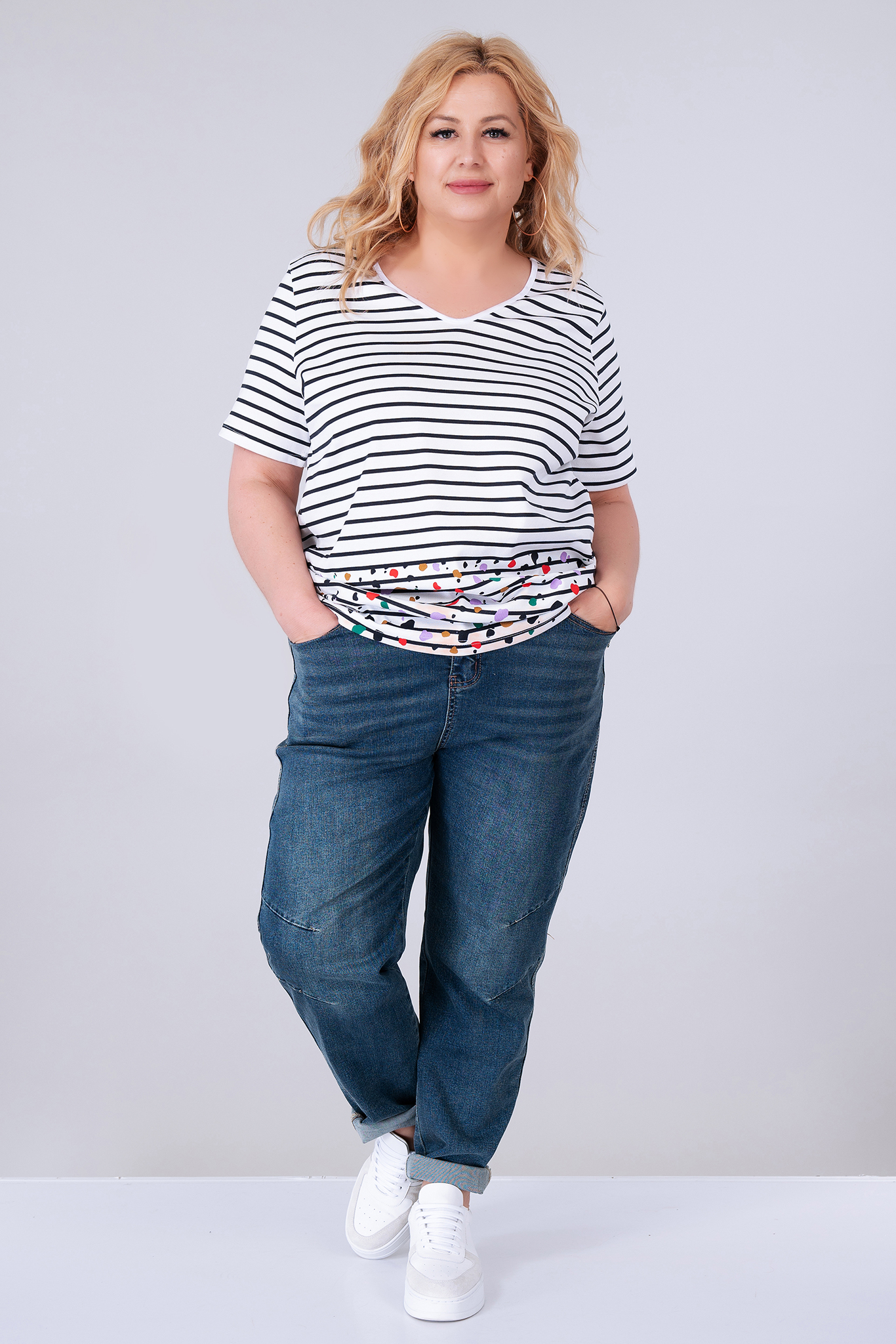 МАКСИ блуза от памук в бяло с черно райе и цветни петна в края