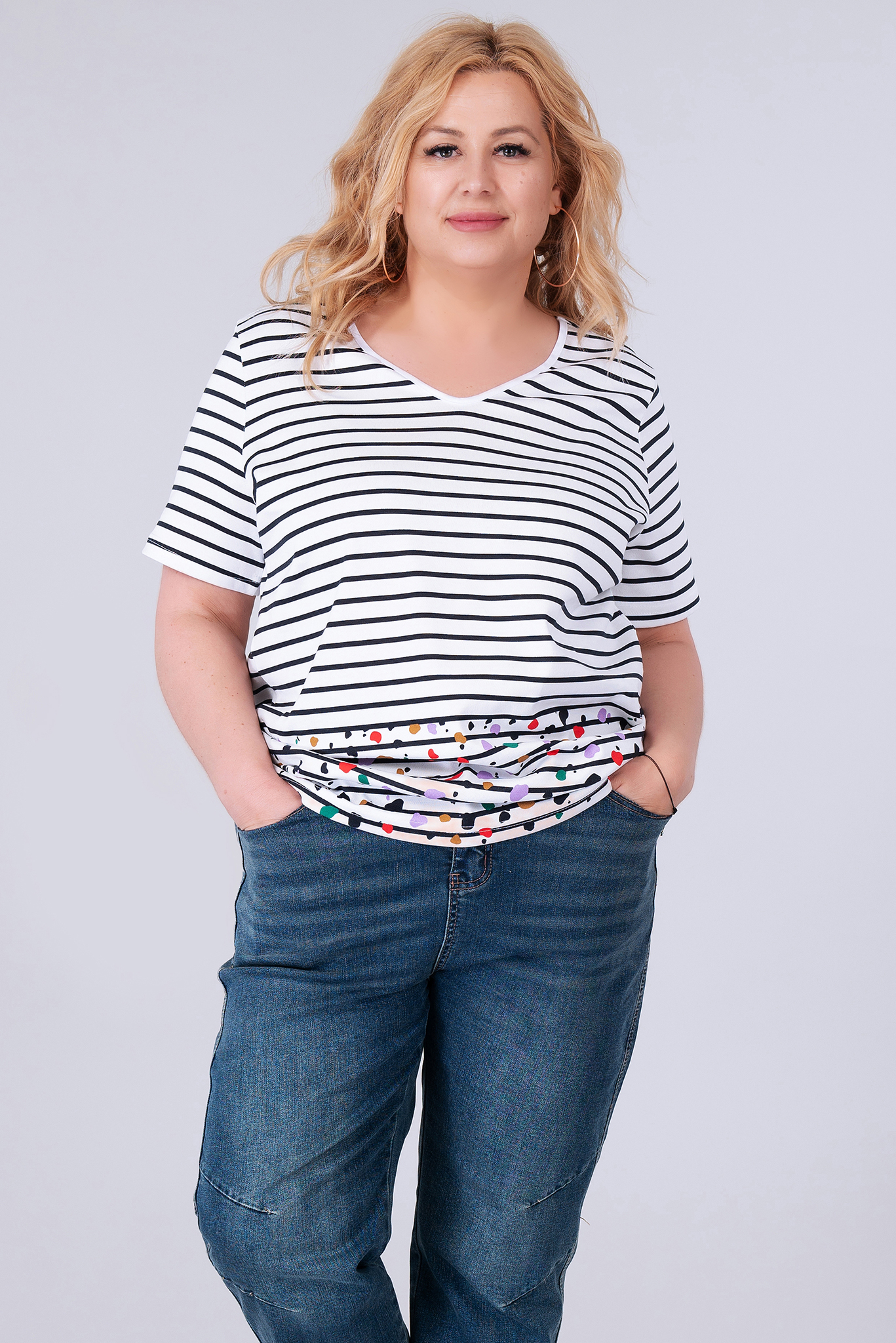 МАКСИ блуза от памук в бяло с черно райе и цветни петна в края