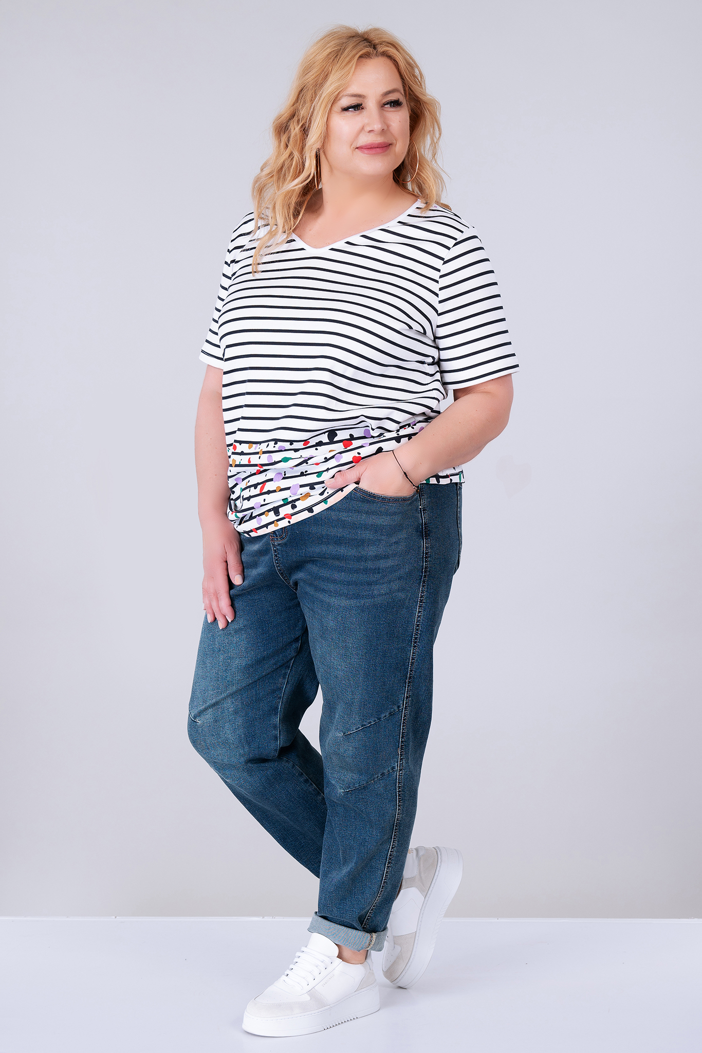 МАКСИ блуза от памук в бяло с черно райе и цветни петна в края