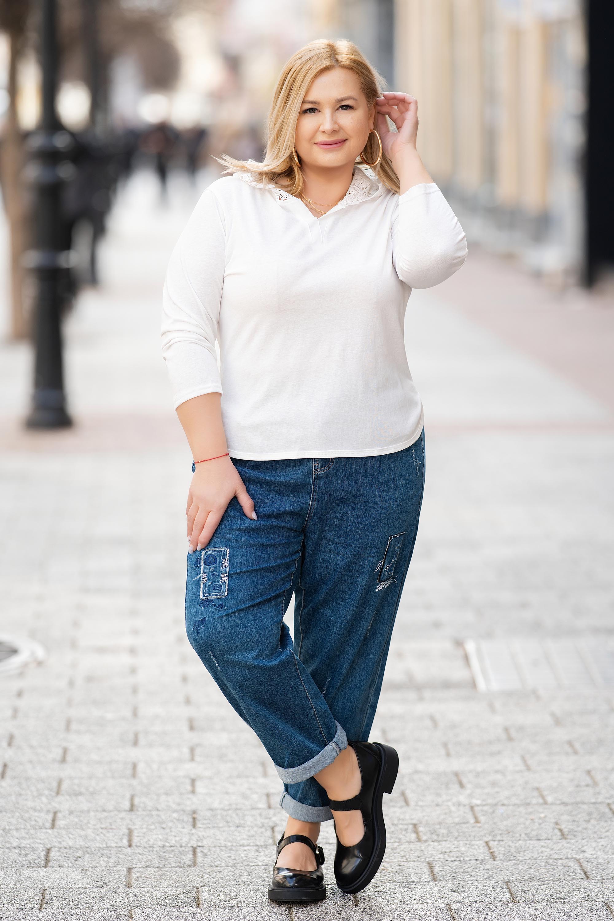 МАКСИ блуза от памук в бяло с дантелена качулка