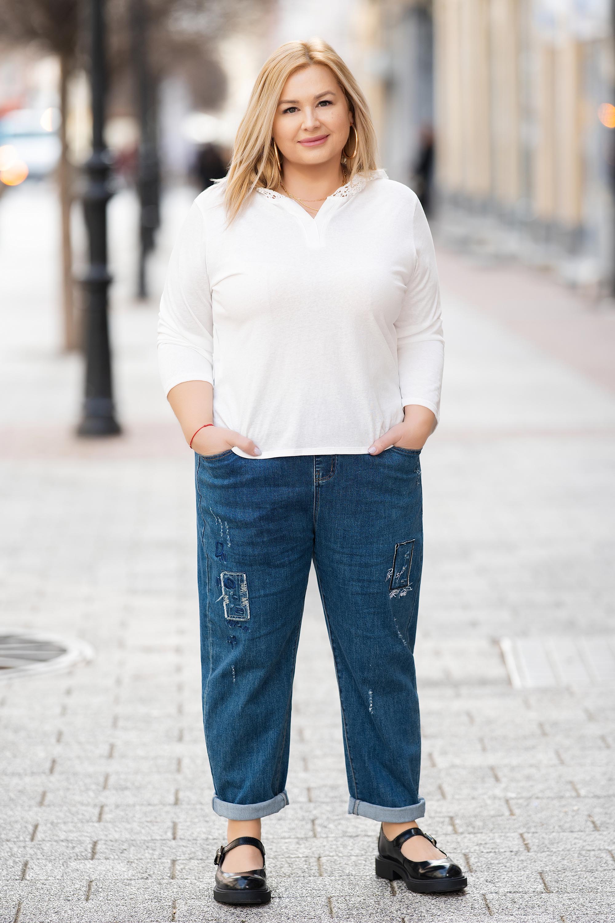 МАКСИ блуза от памук в бяло с дантелена качулка