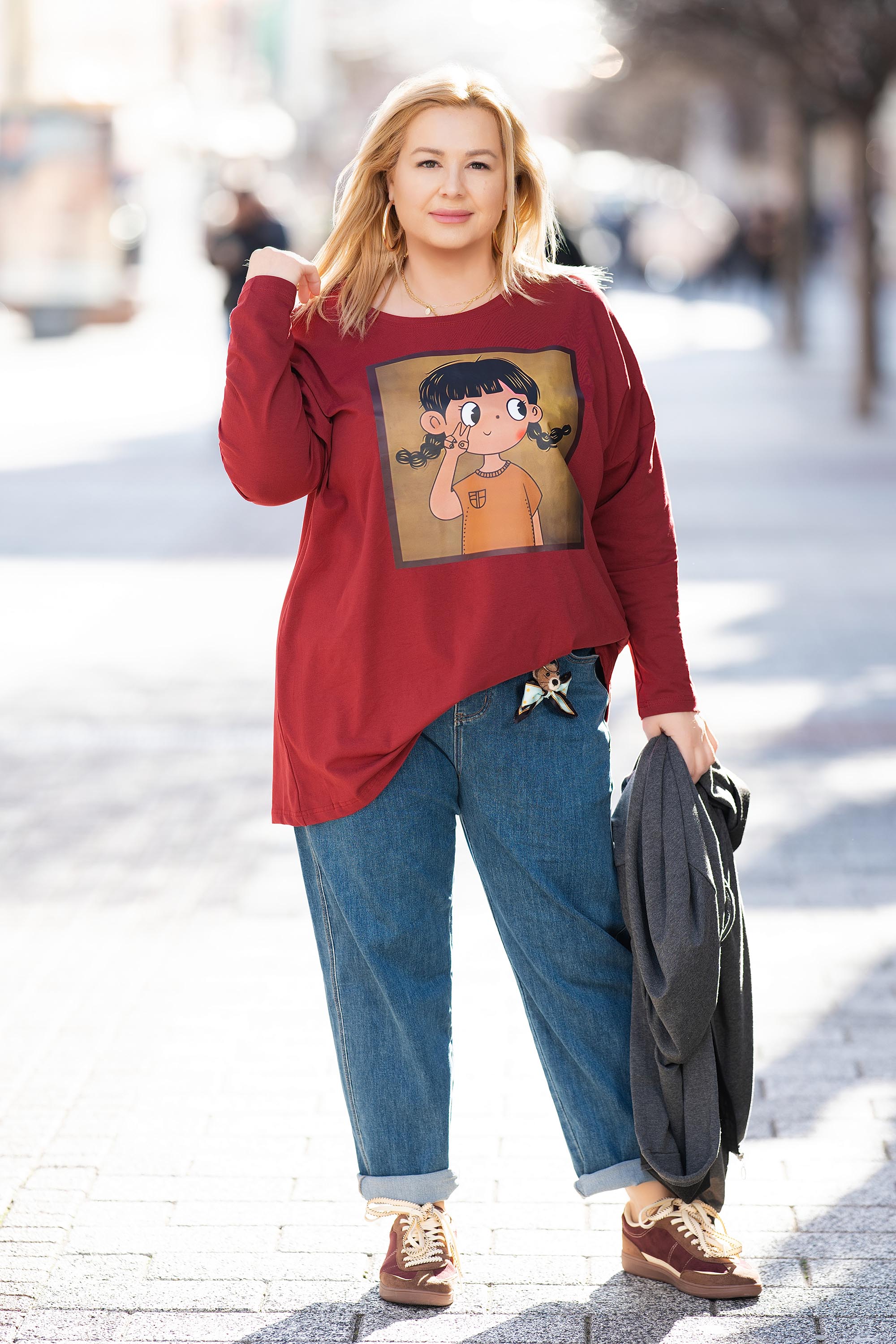 МАКСИ блуза от памук в цвят марсала с щампа момиче с две плитки и заден джоб