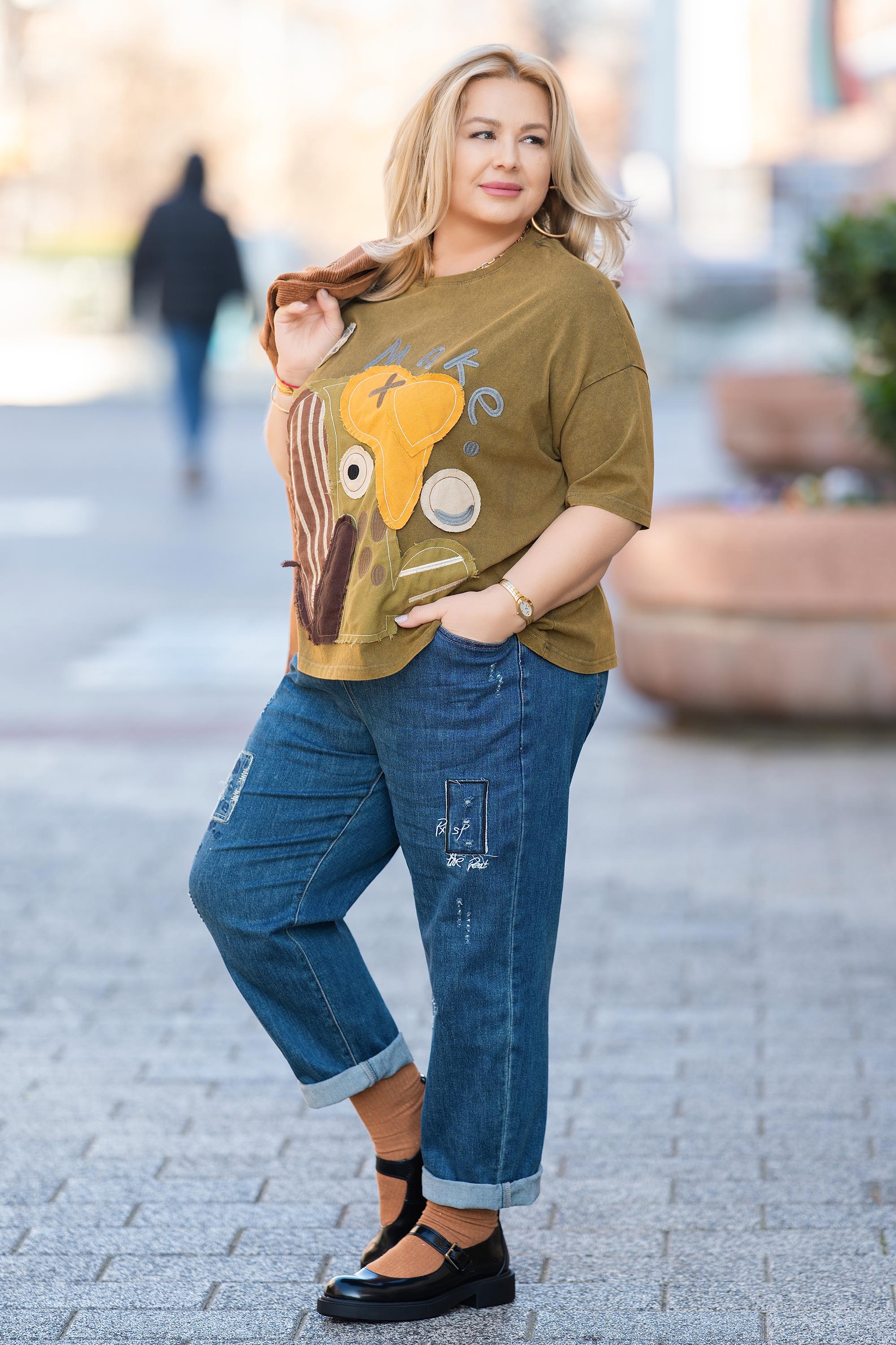 Макси блуза от памук в цвят каки с цветна апликация