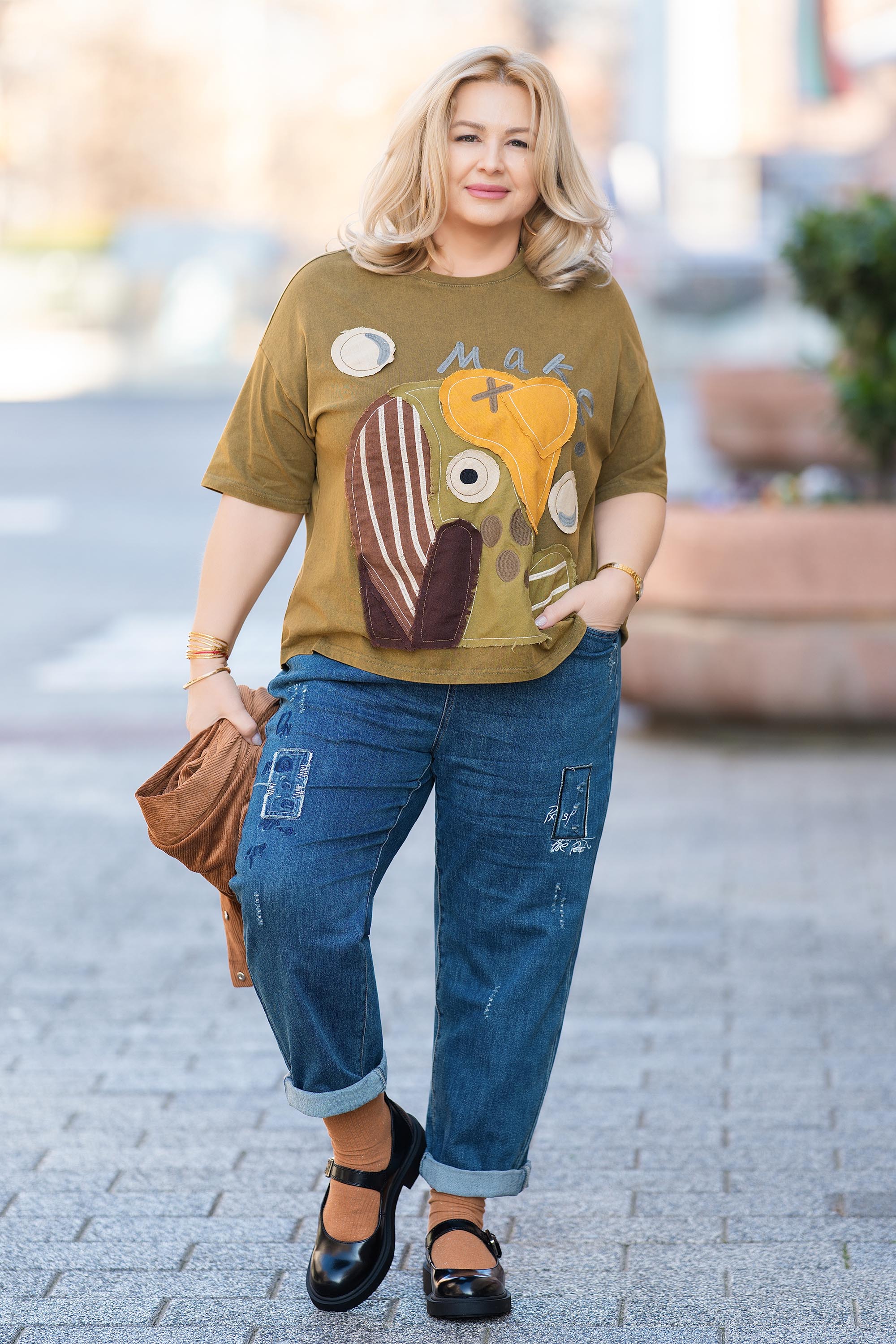 Макси блуза от памук в цвят каки с цветна апликация