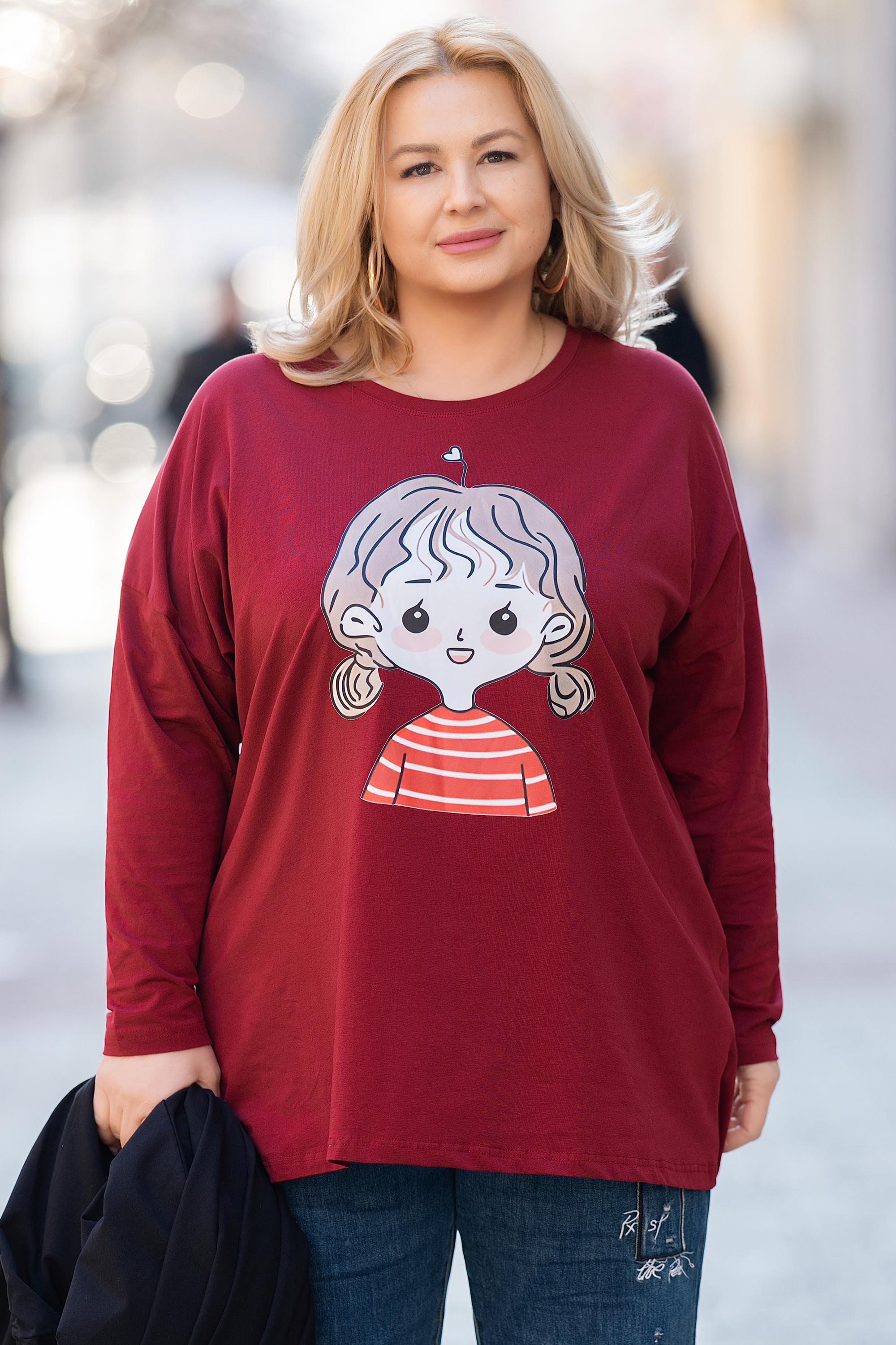 МАКСИ блуза от памук в цвят марсала с щампа анимирано момиче