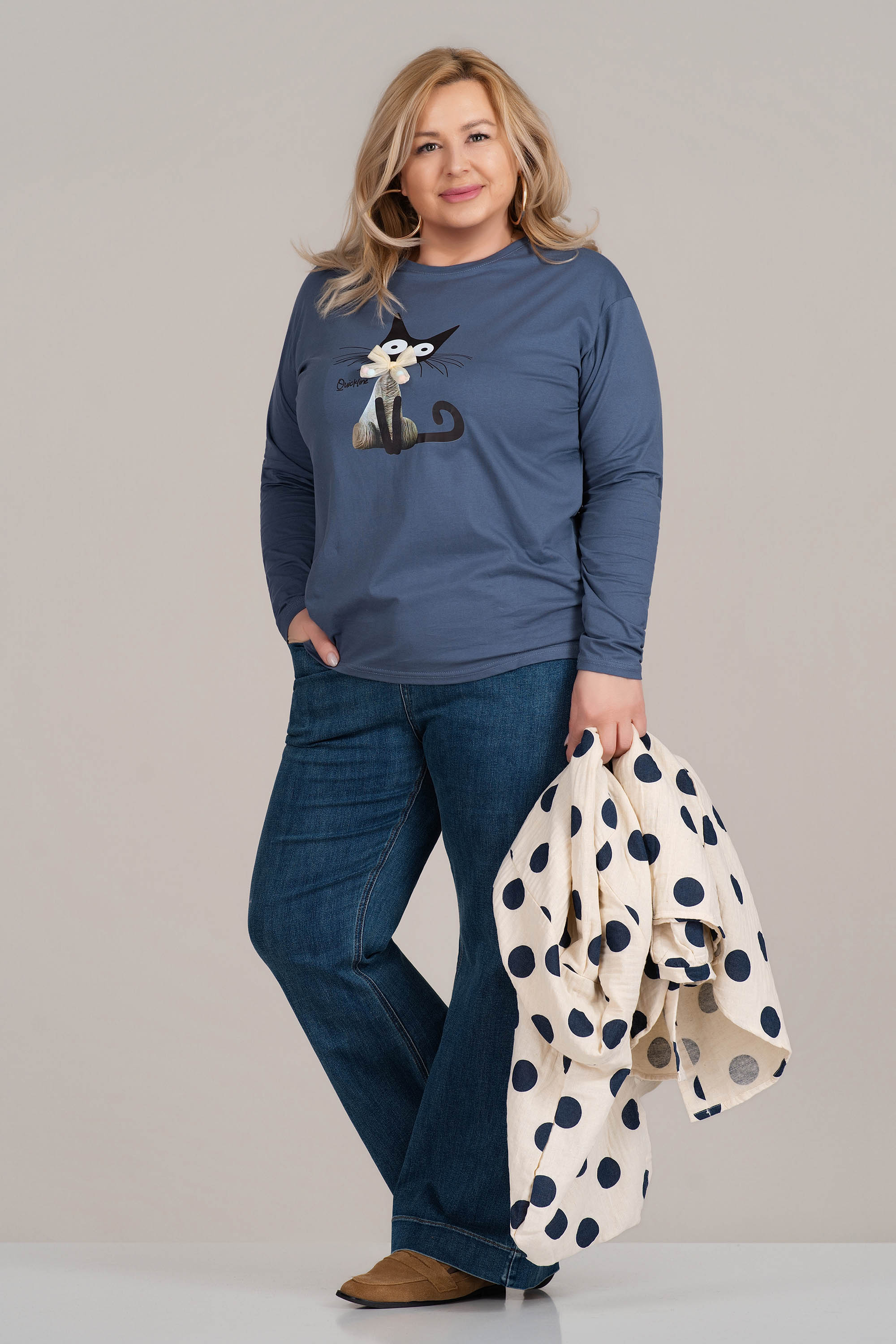 МАКСИ блуза от памук в гълъбово синьо с щампа черна котка