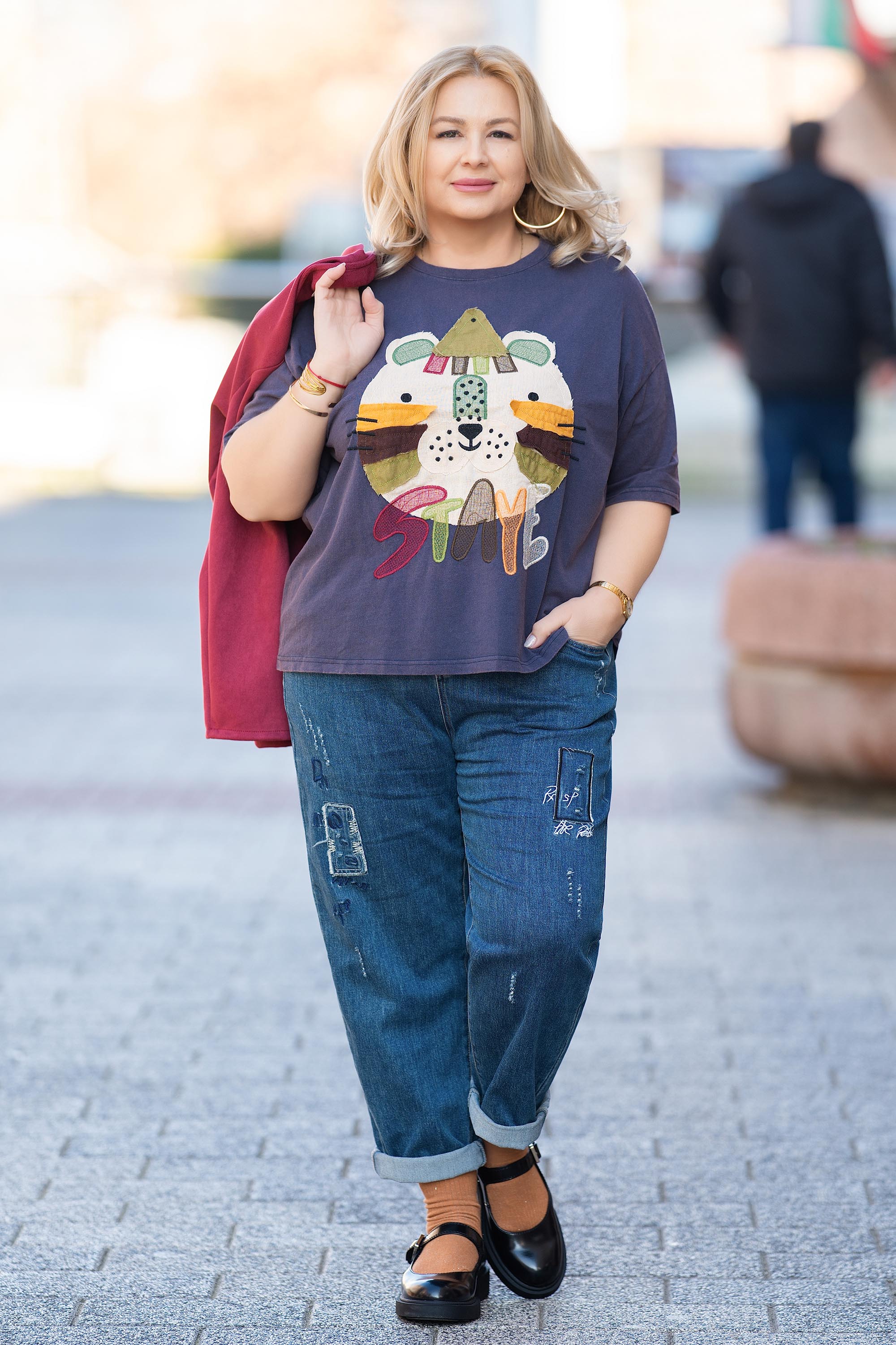 Макси блуза от памук в лилаво с цветна апликация