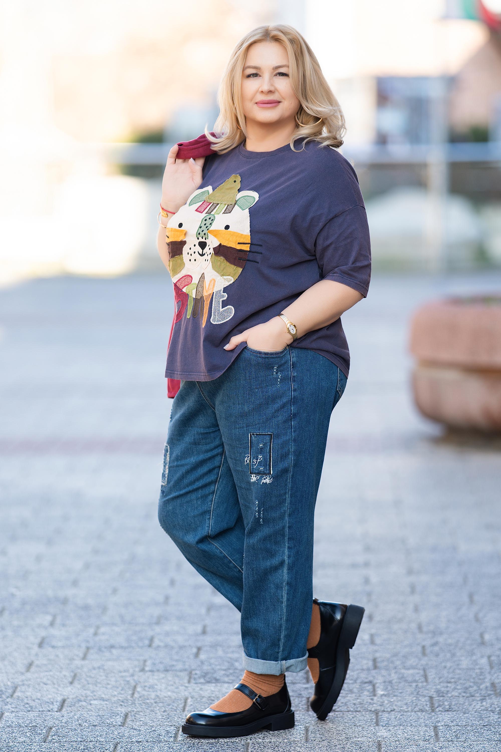 Макси блуза от памук в лилаво с цветна апликация