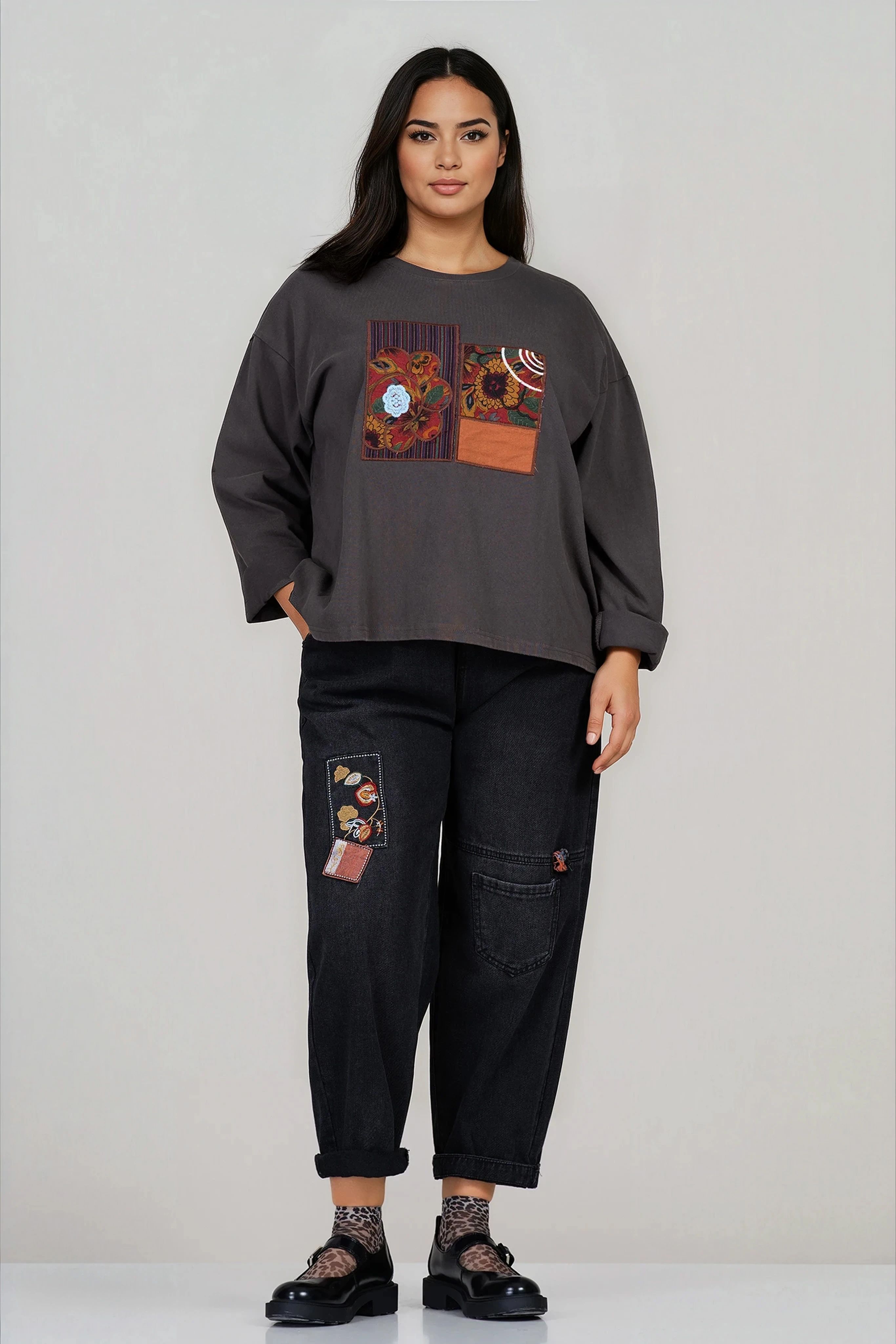 МАКСИ блуза от памук в сиво с флорална бродирана апликация