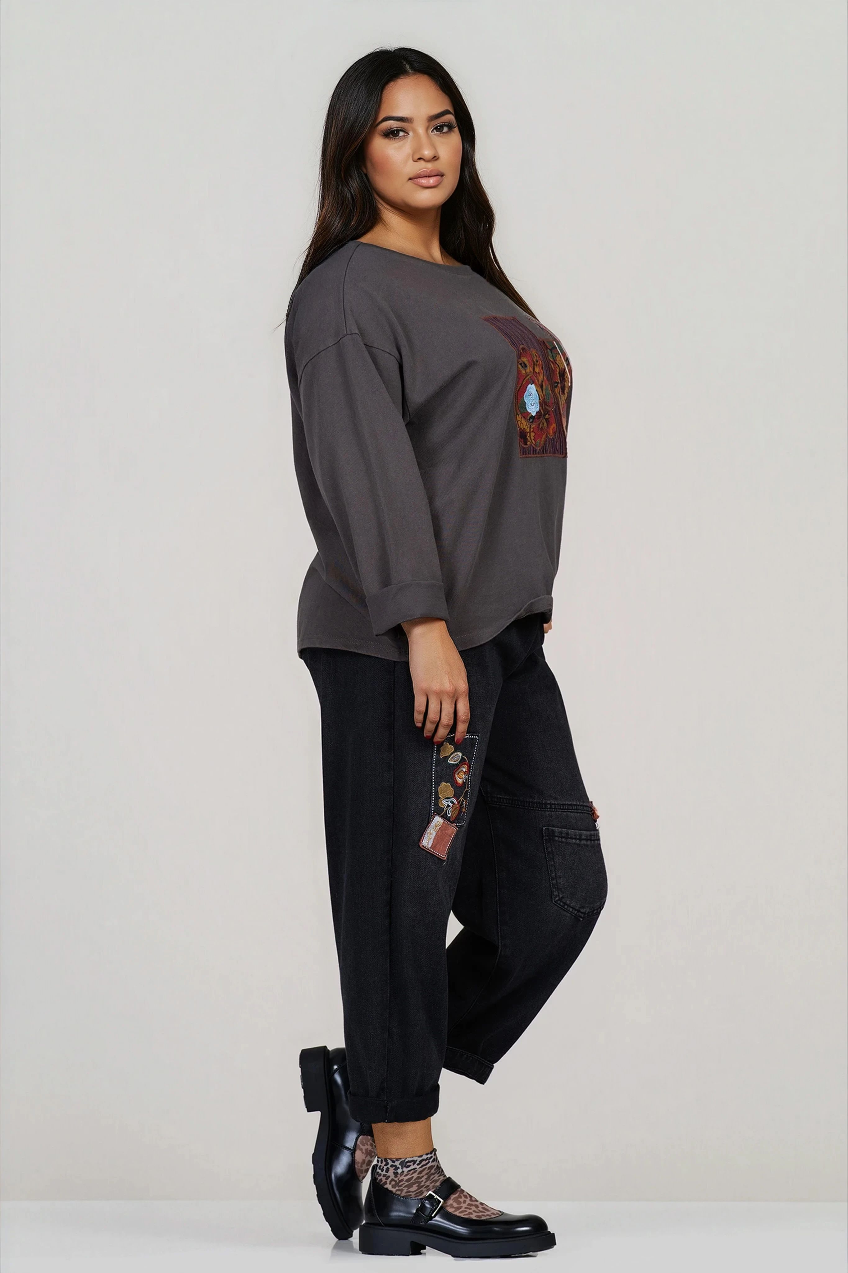 МАКСИ блуза от памук в сиво с флорална бродирана апликация