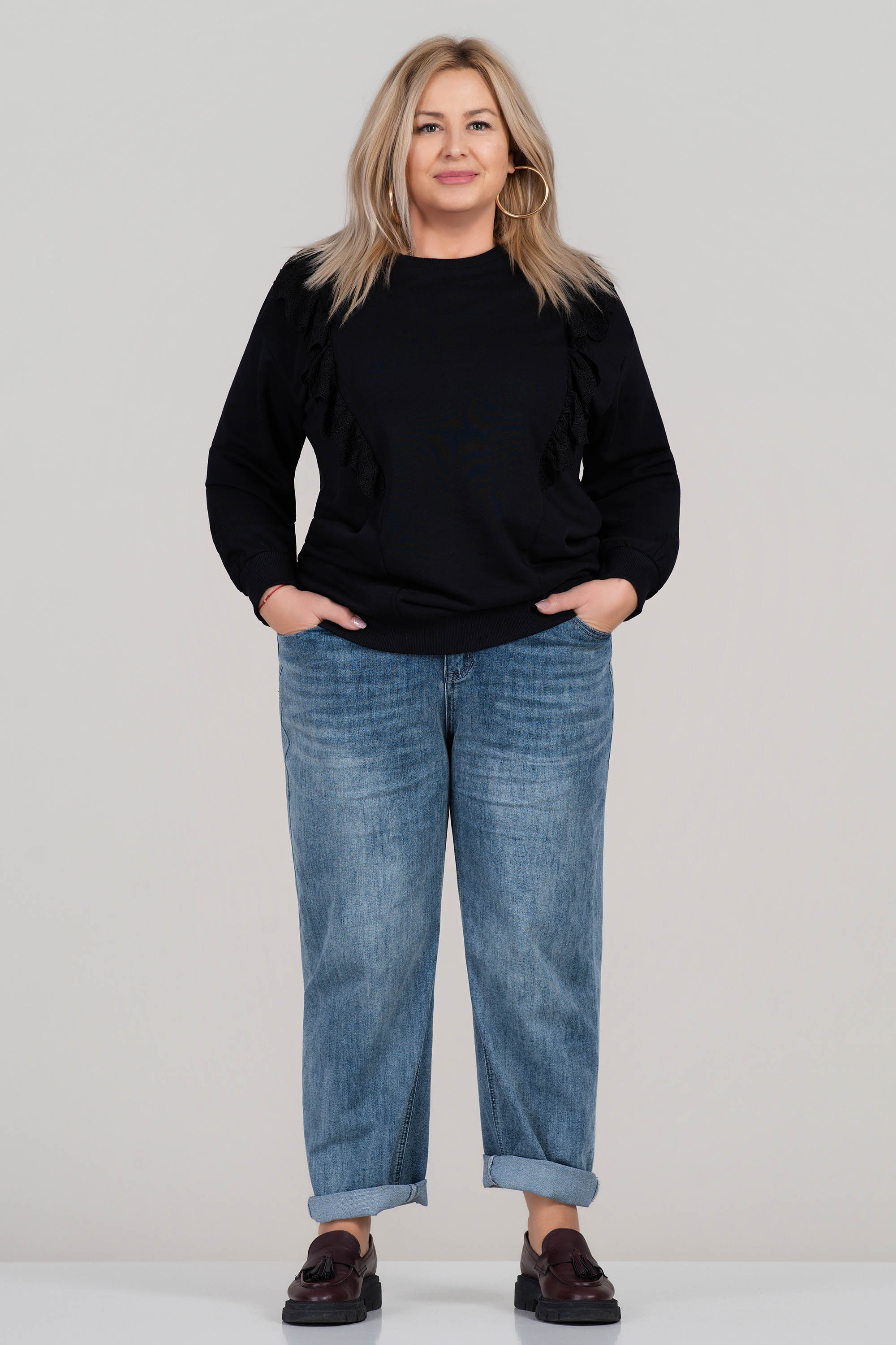 Макси блуза от трико в черно с декоративни къдрички