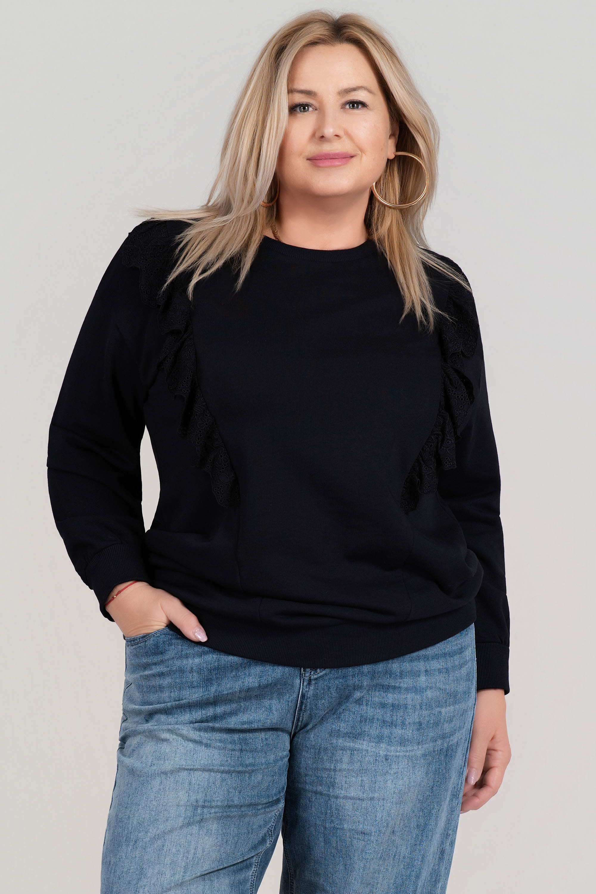 Макси блуза от трико в черно с декоративни къдрички