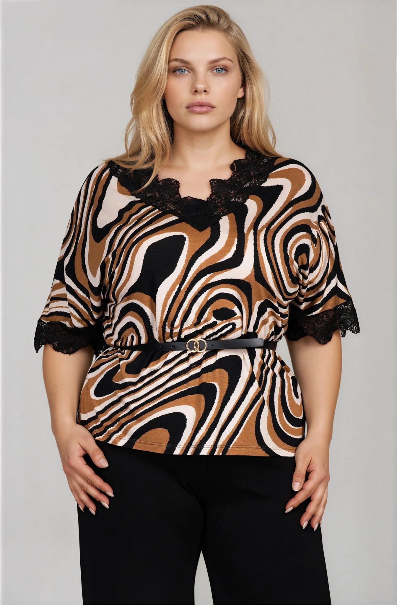 МАКСИ блуза с дантелено остро деколте и принт в черно и кафяво