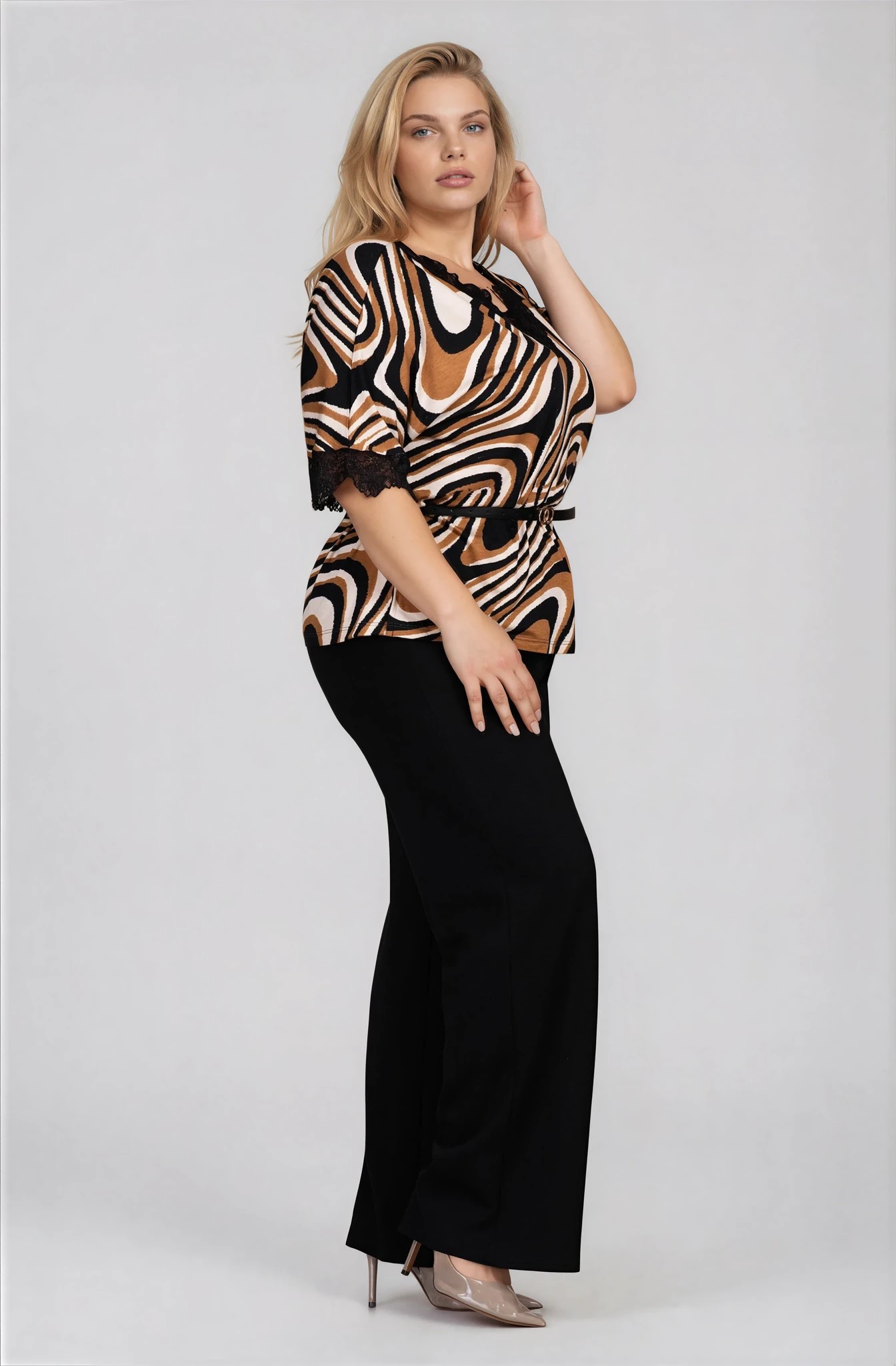 МАКСИ блуза с дантелено остро деколте и принт в черно и кафяво