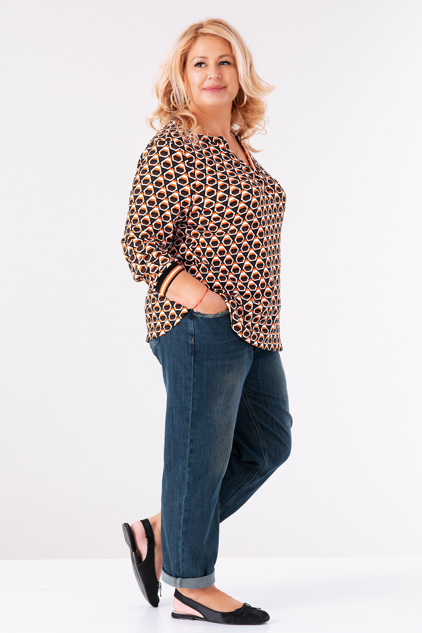 МАКСИ блуза с геометричен принт в черно, кафяво и оранжево