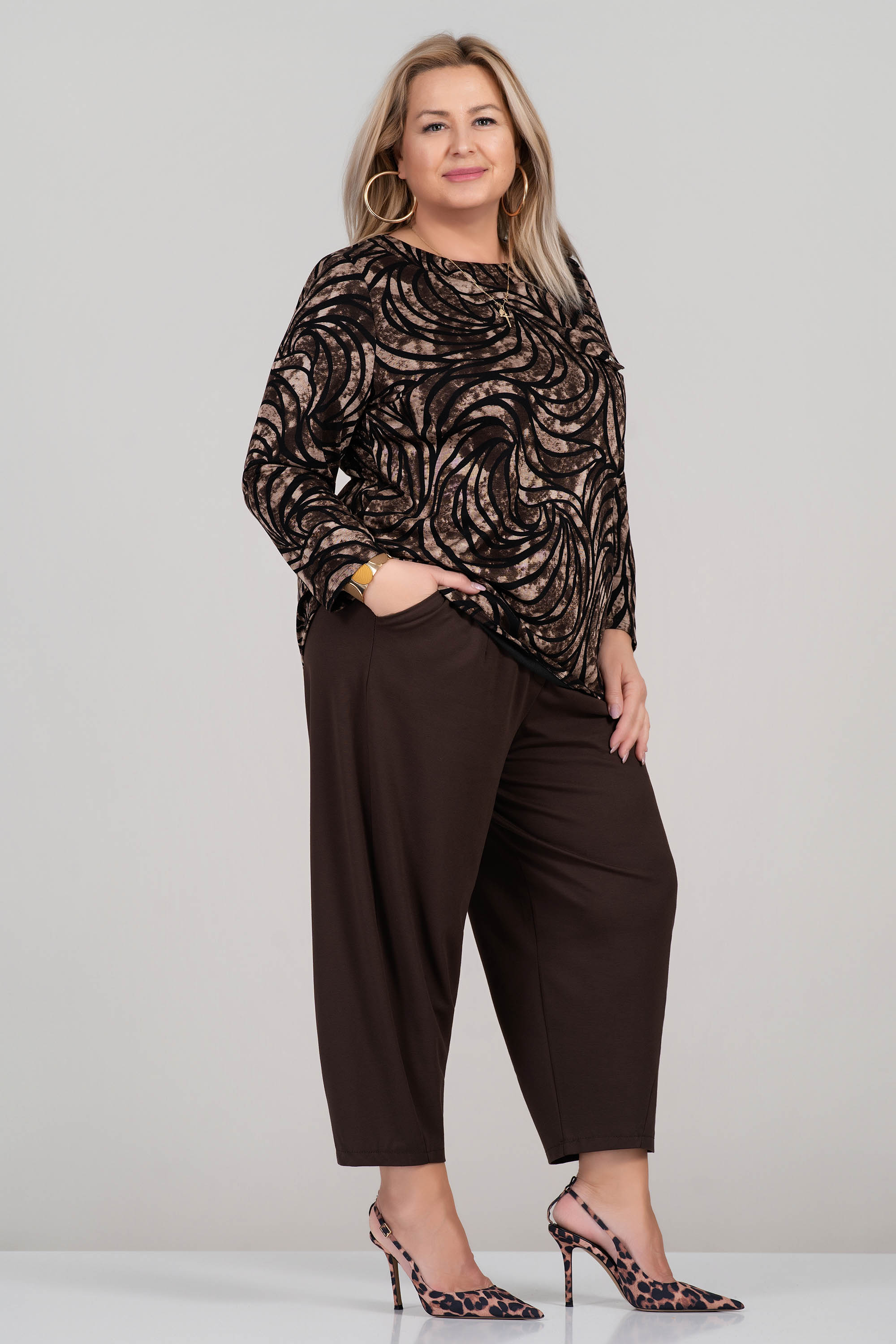 МАКСИ плътна блуза с кафяво-черен принт и декоративен джоб