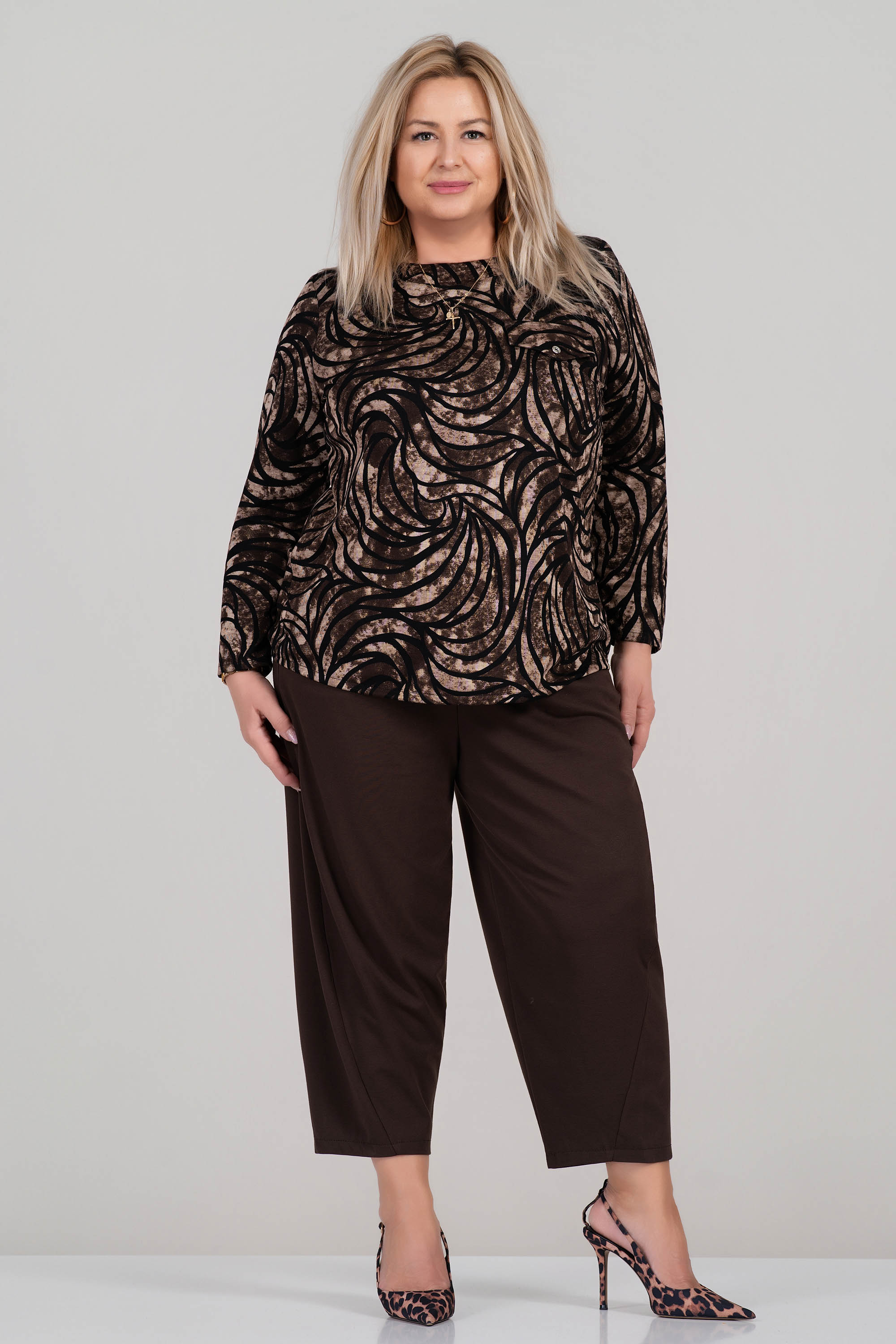 МАКСИ плътна блуза с кафяво-черен принт и декоративен джоб