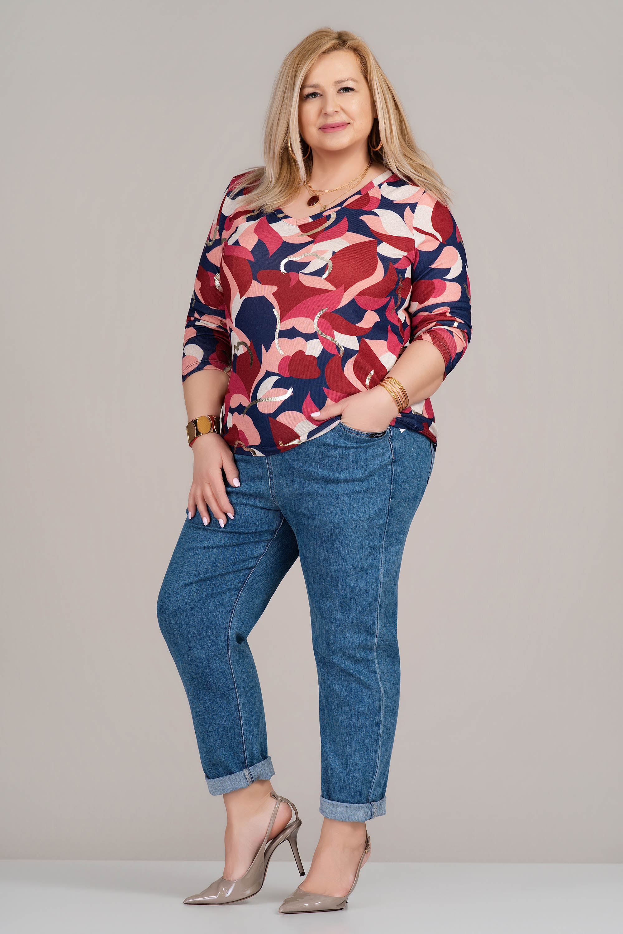 МАКСИ блуза с остро деколте и геометричен принт в розово, синьо и златисто