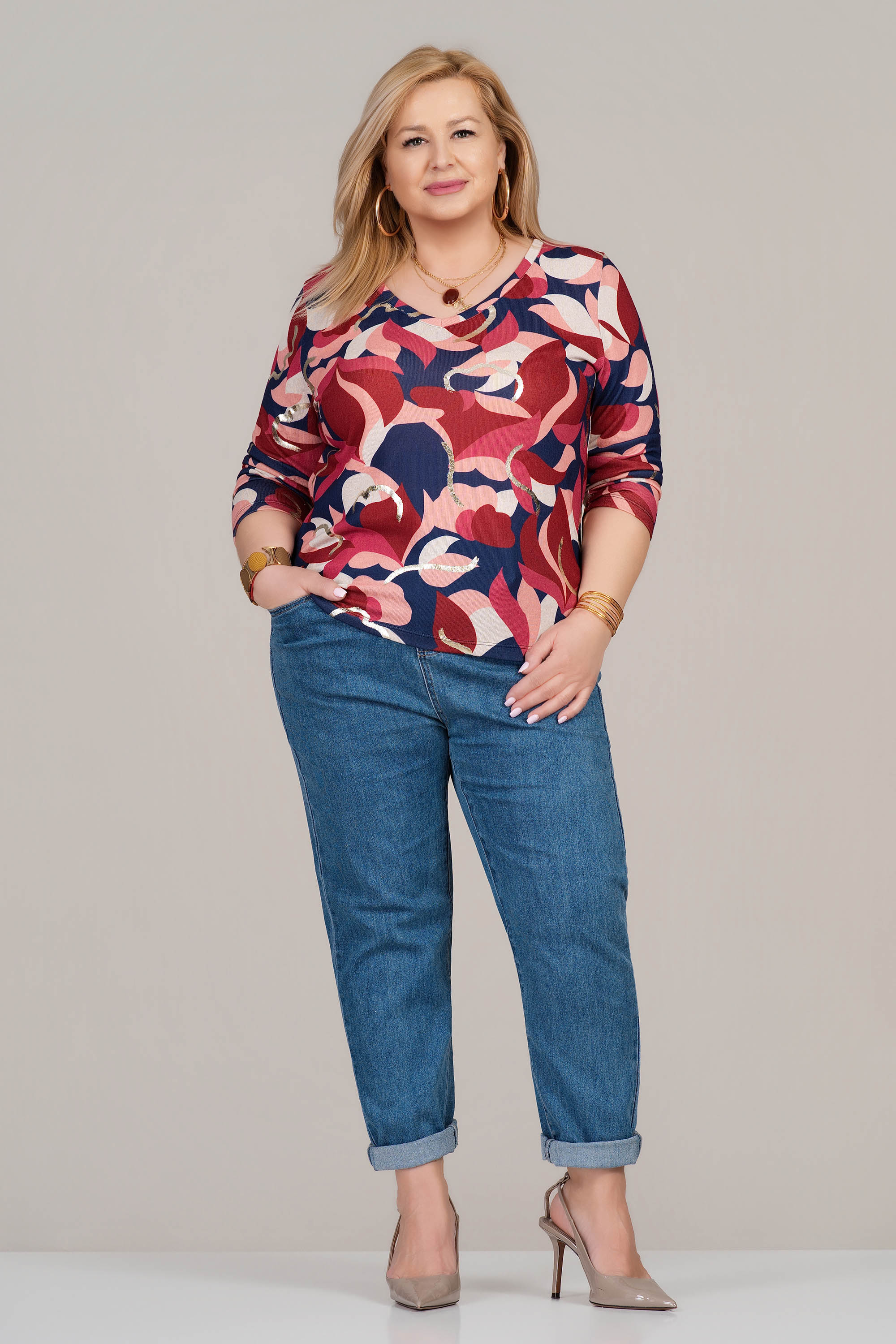 МАКСИ блуза с остро деколте и геометричен принт в розово, синьо и златисто