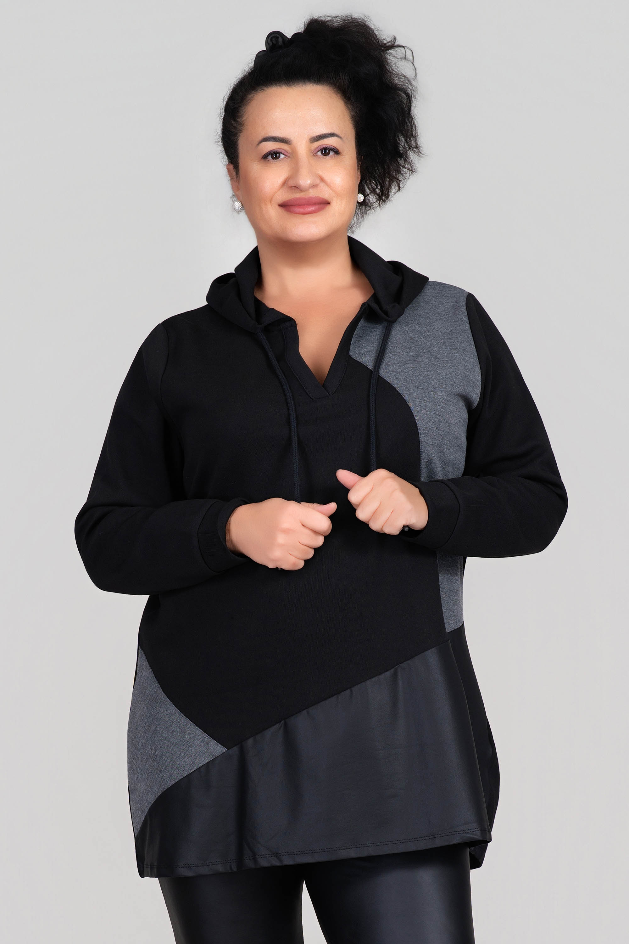 МАКСИ блуза тип суитшърт в черно с качулка и връзки