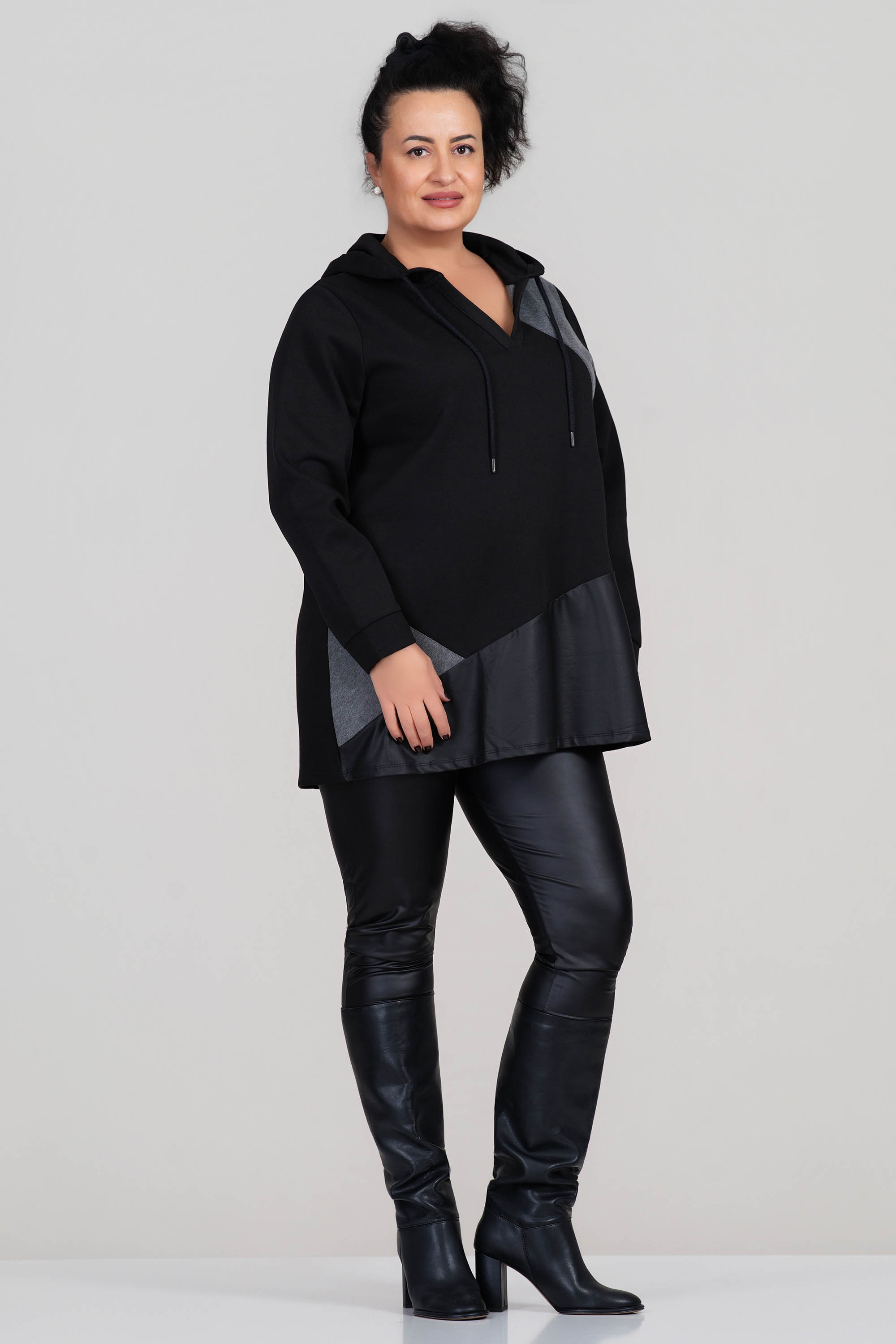 МАКСИ блуза тип суитшърт в черно с качулка и връзки