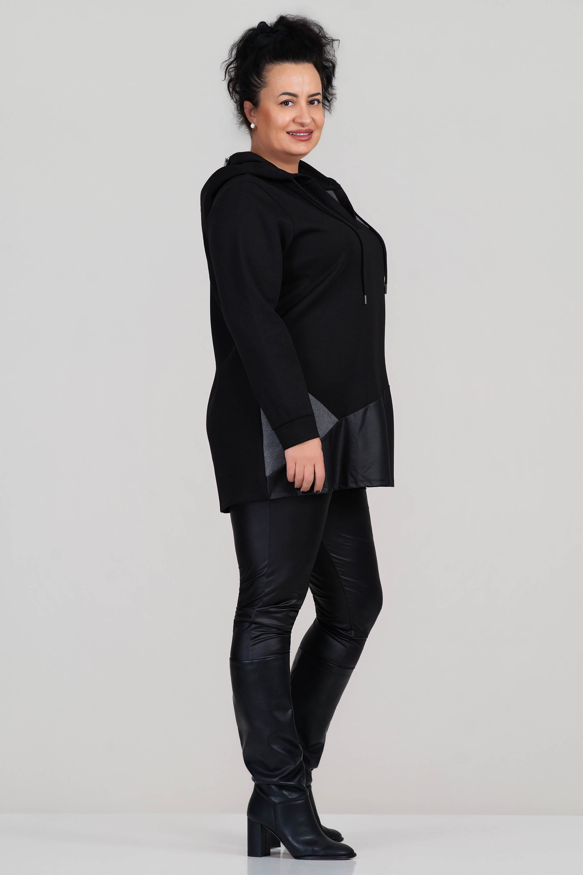 МАКСИ блуза тип суитшърт в черно с качулка и връзки