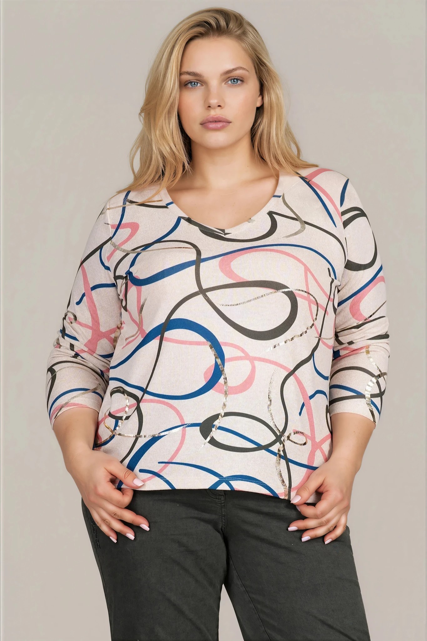 МАКСИ блуза в бежово с остро деколте и геометричен принт в розово, синьо и златисто