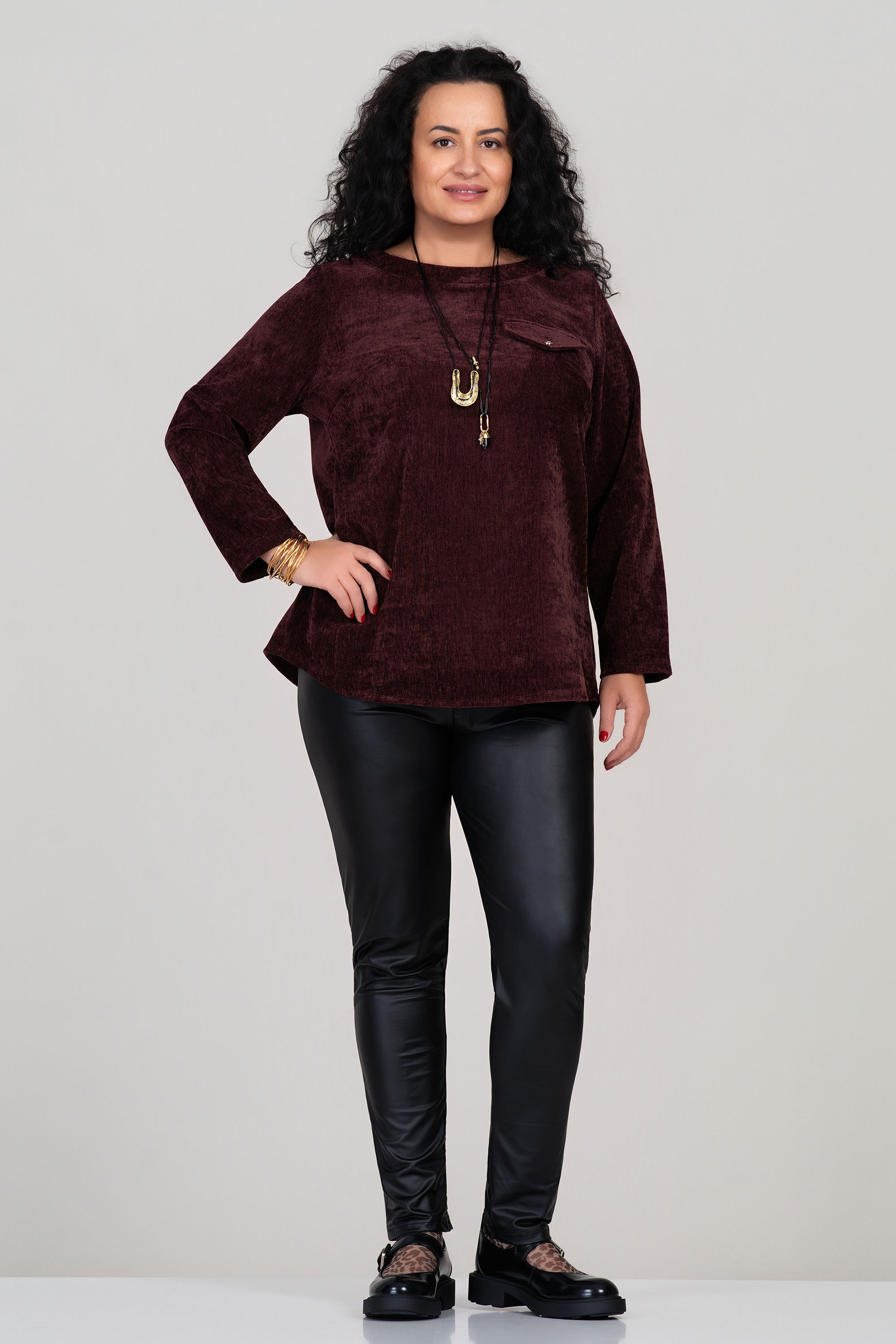 МАКСИ блуза в бордо от плътна кадифена материя с декоративен джоб с капак