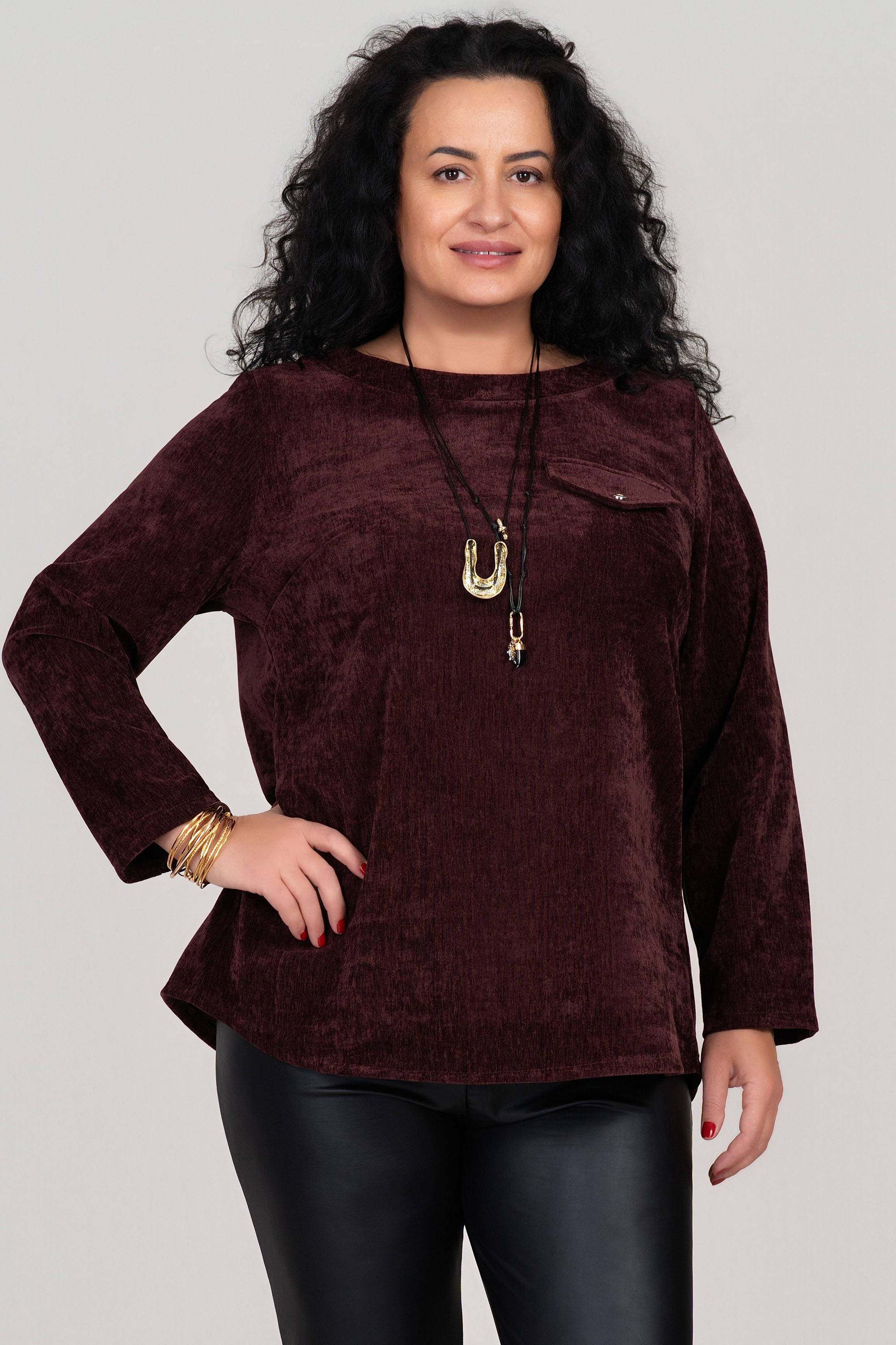 МАКСИ блуза в бордо от плътна кадифена материя с декоративен джоб с капак