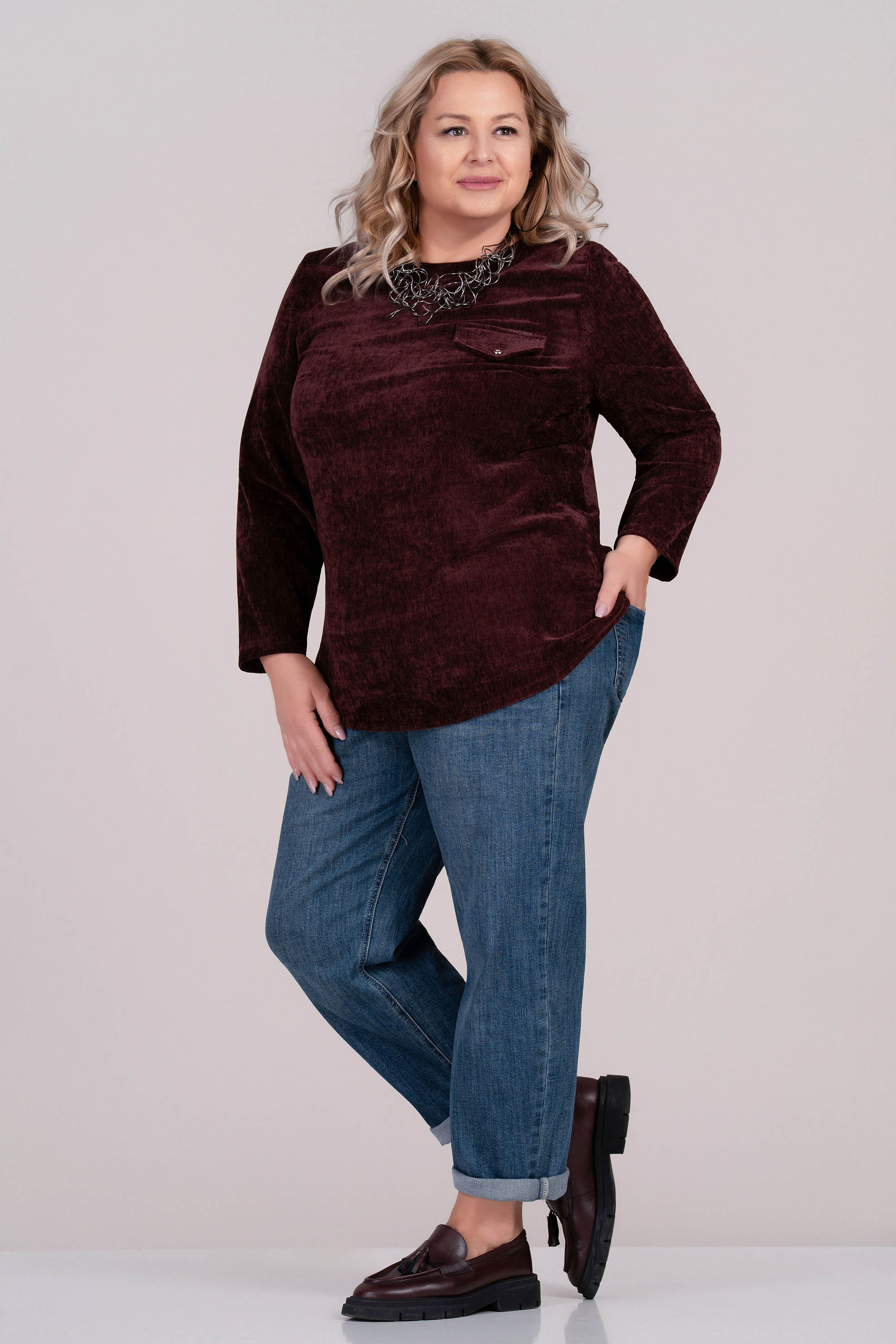 МАКСИ блуза в бордо от плътна кадифена материя с декоративен джоб с капак