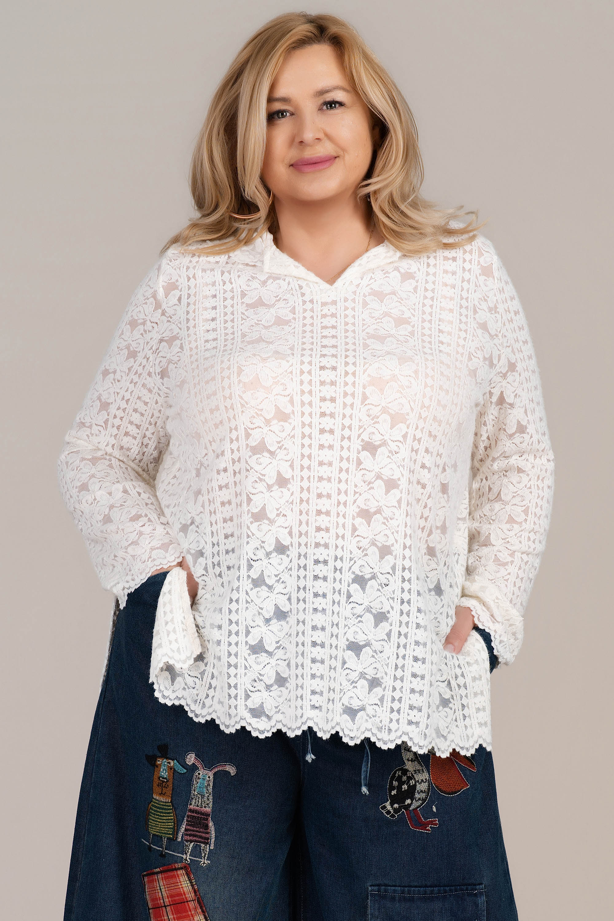 Макси блуза в бяло с флорална дантела, бродерия и острo деколте