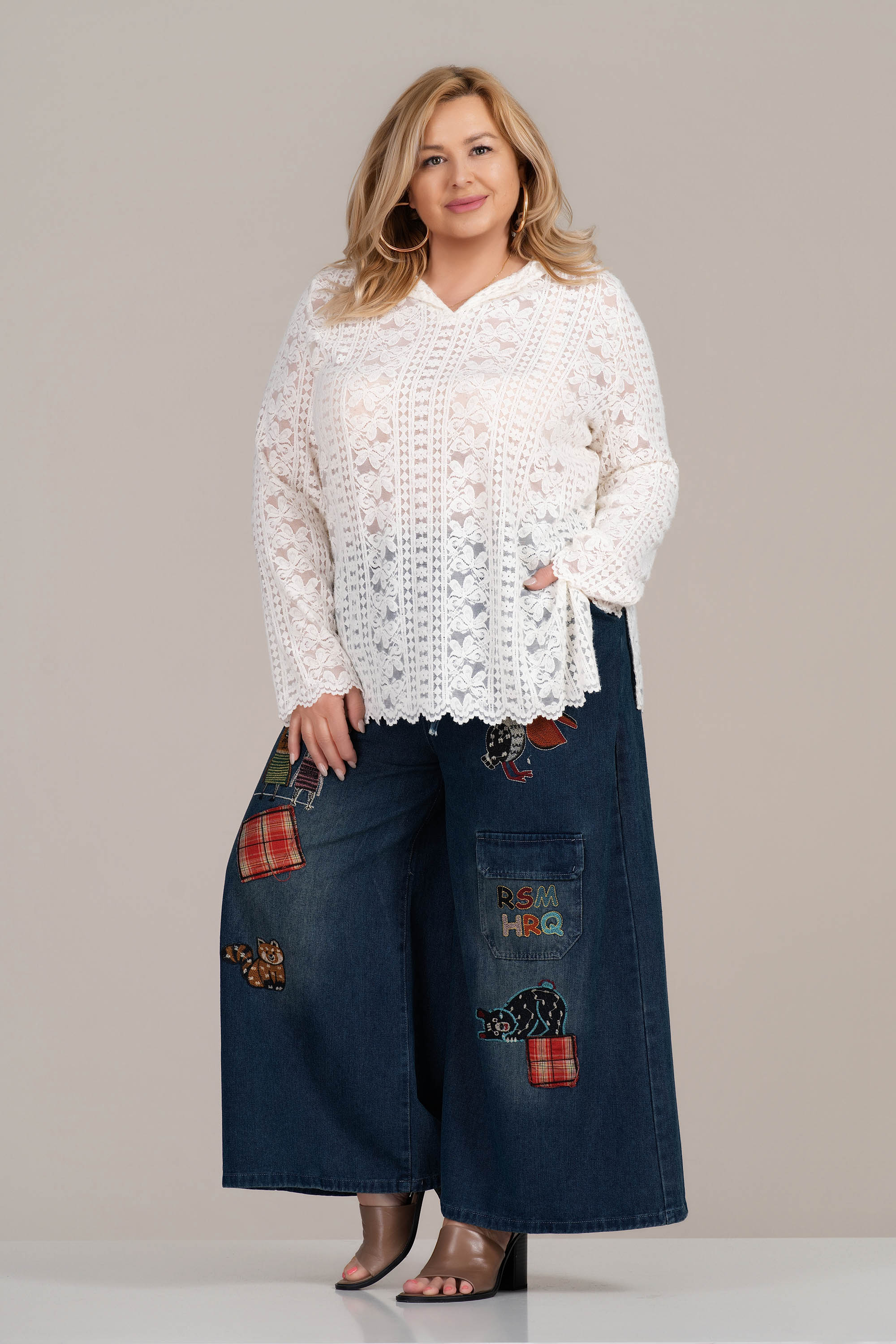 Макси блуза в бяло с флорална дантела, бродерия и острo деколте