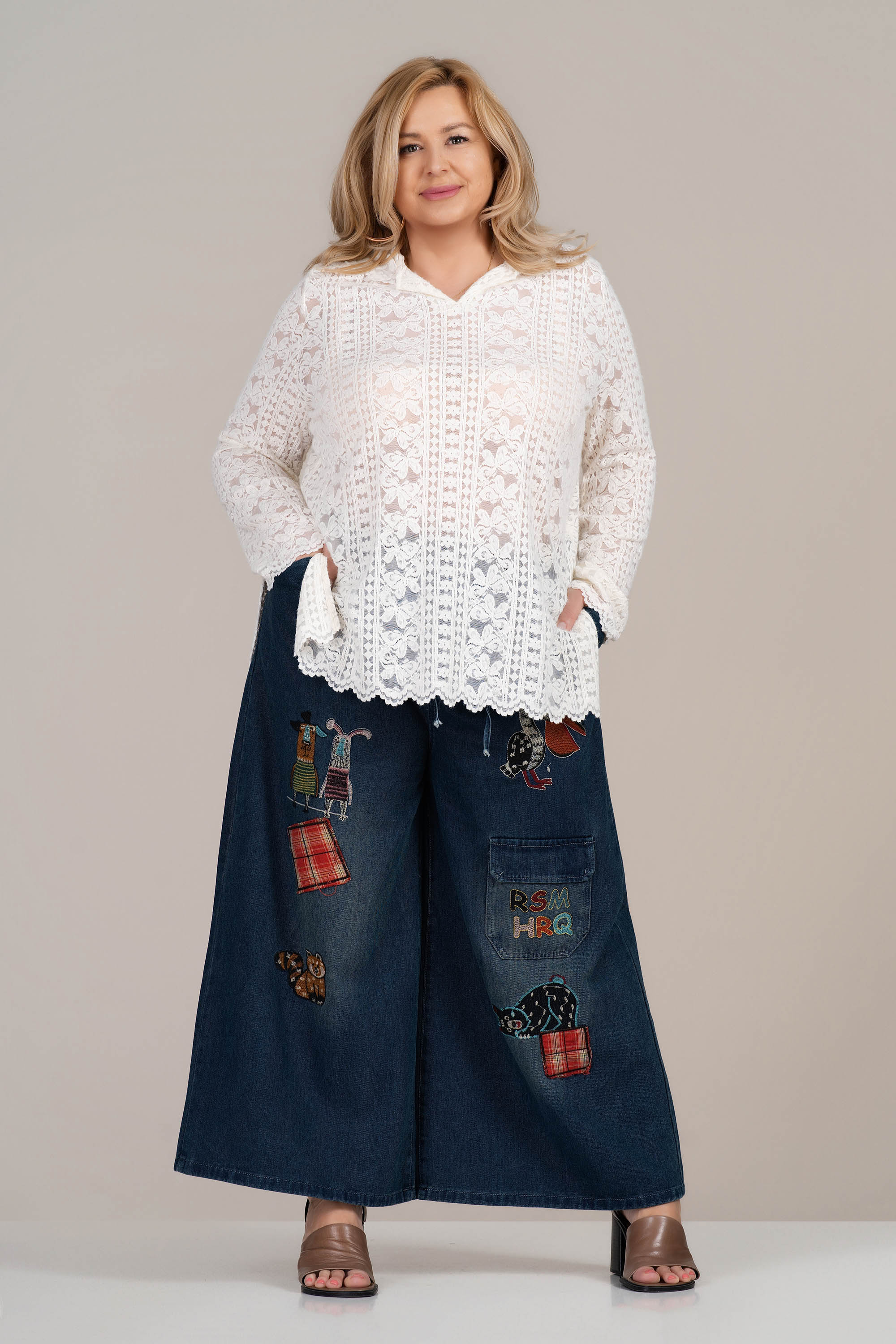 Макси блуза в бяло с флорална дантела, бродерия и острo деколте