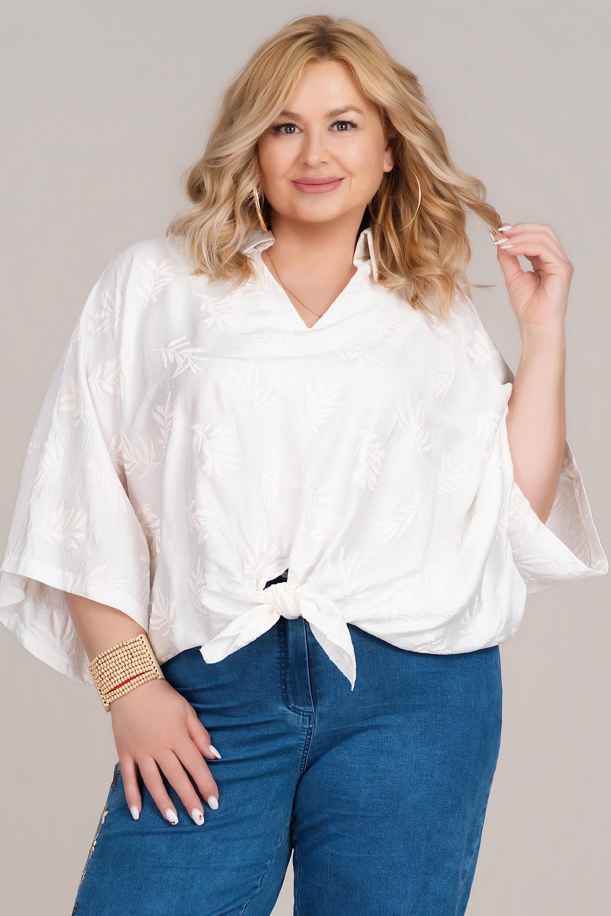 МАКСИ блуза в бяло със златиста яка, остро деколте и ефектно завързване