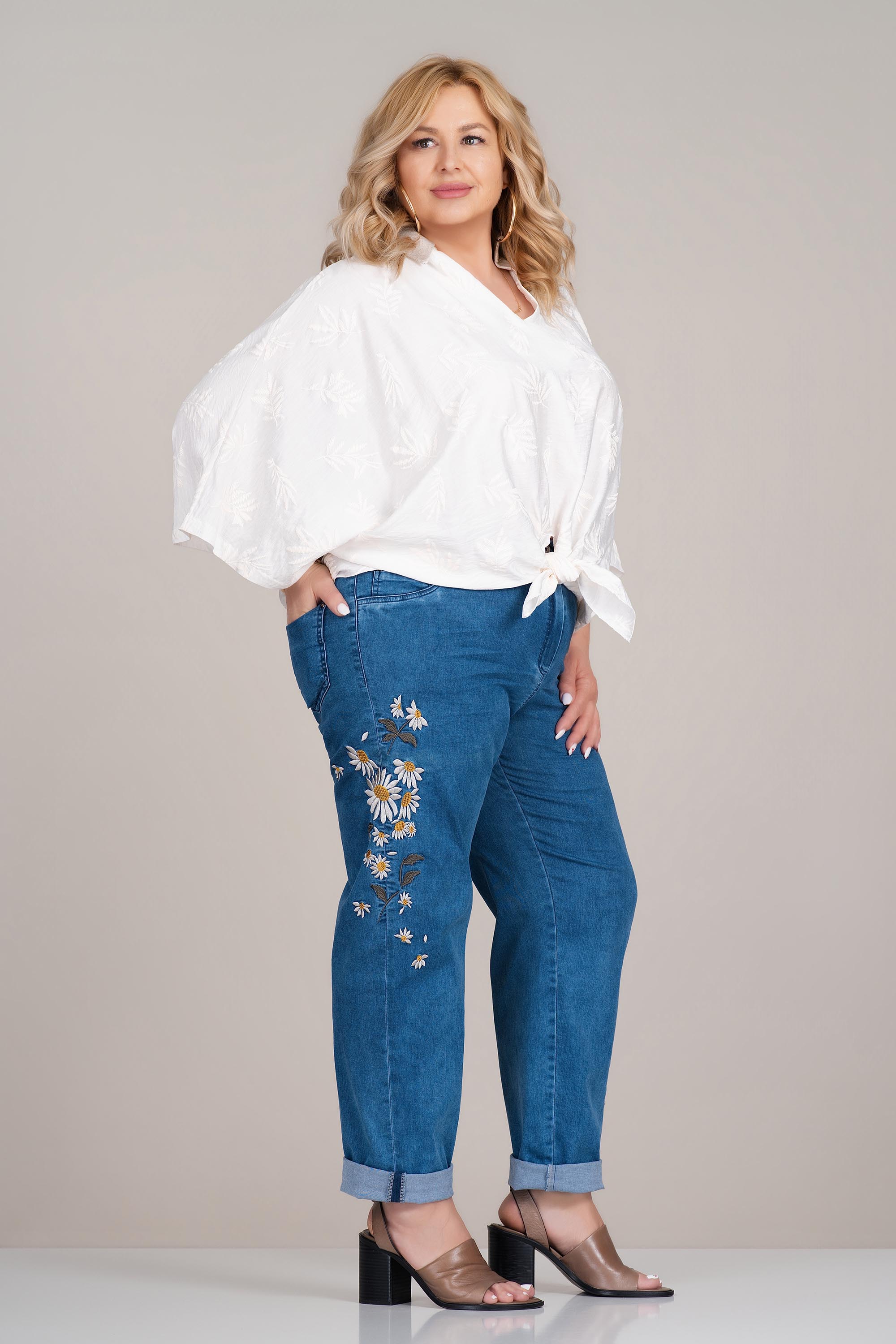 МАКСИ блуза в бяло със златиста яка, остро деколте и ефектно завързване