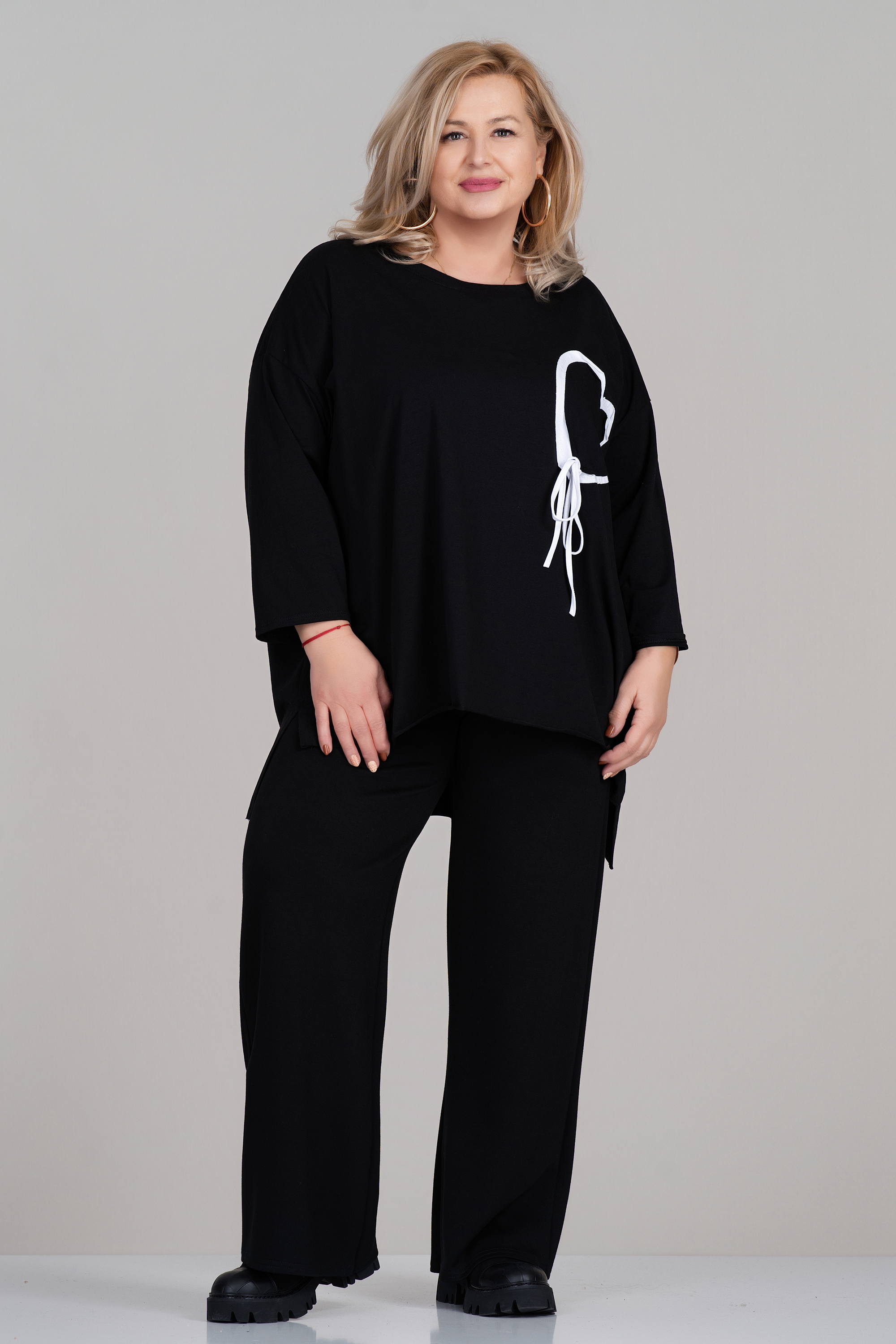 Макси блуза в черно с апликирано сърце и връзки