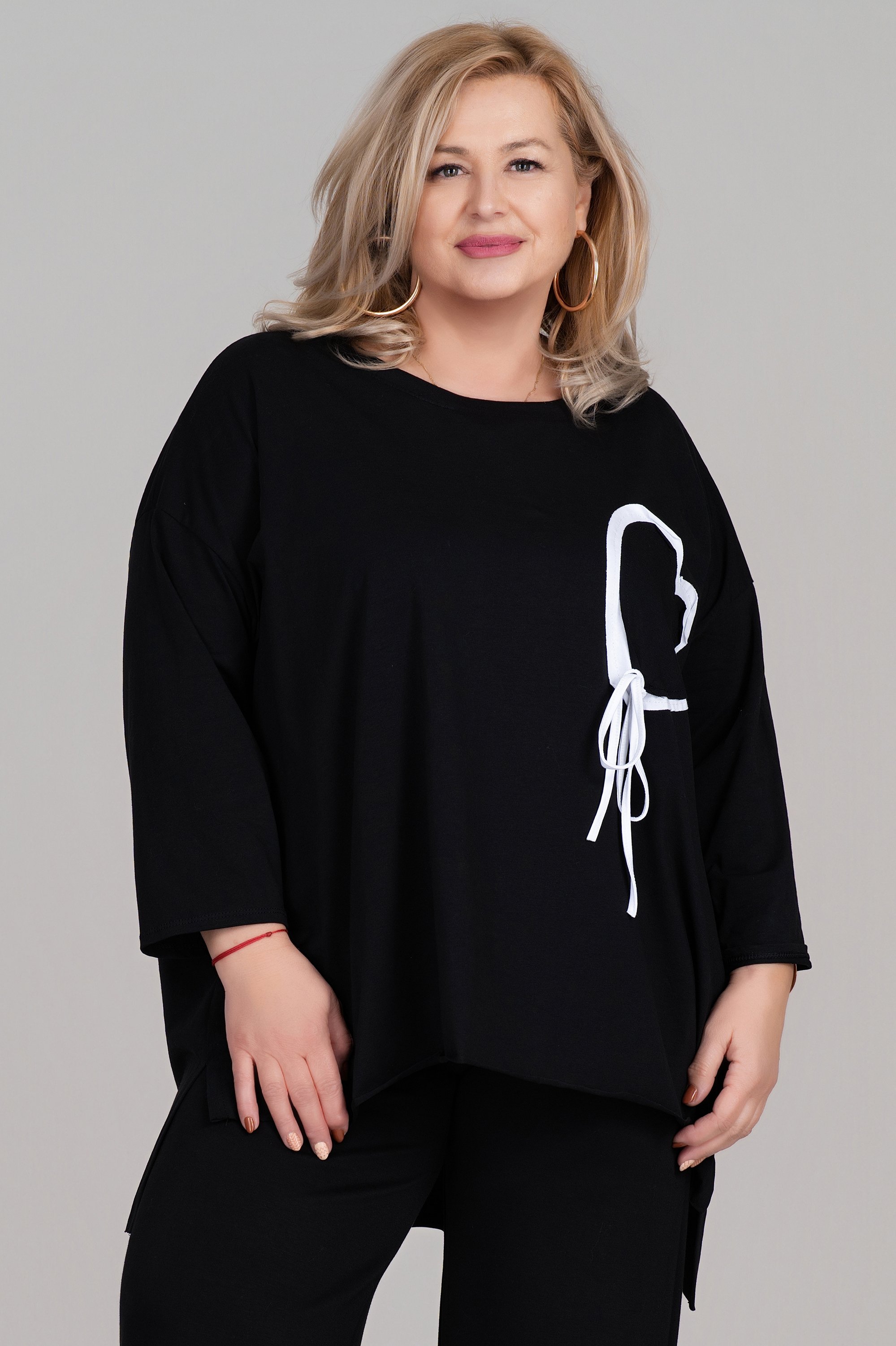 Макси блуза в черно с апликирано сърце и връзки