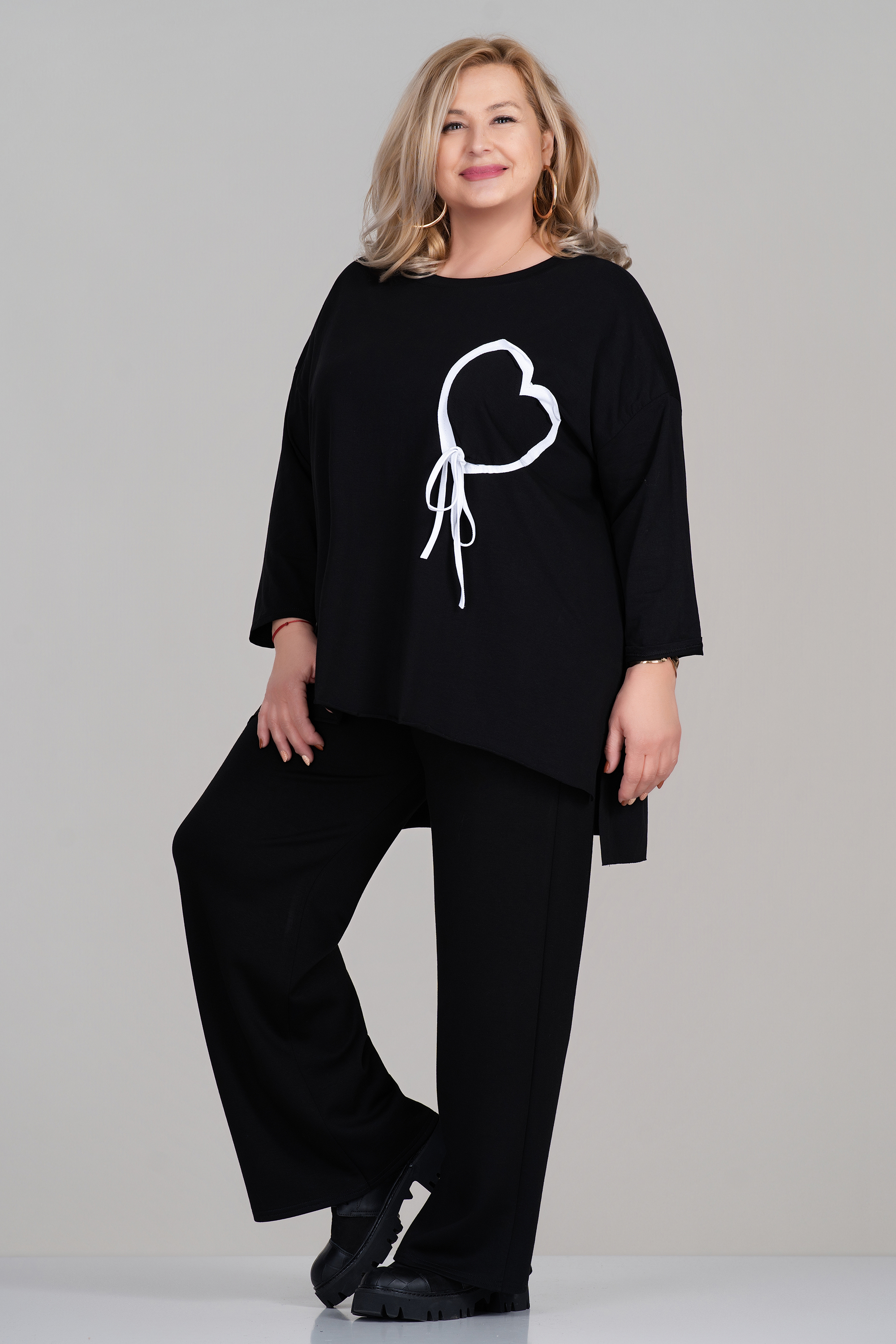 Макси блуза в черно с апликирано сърце и връзки