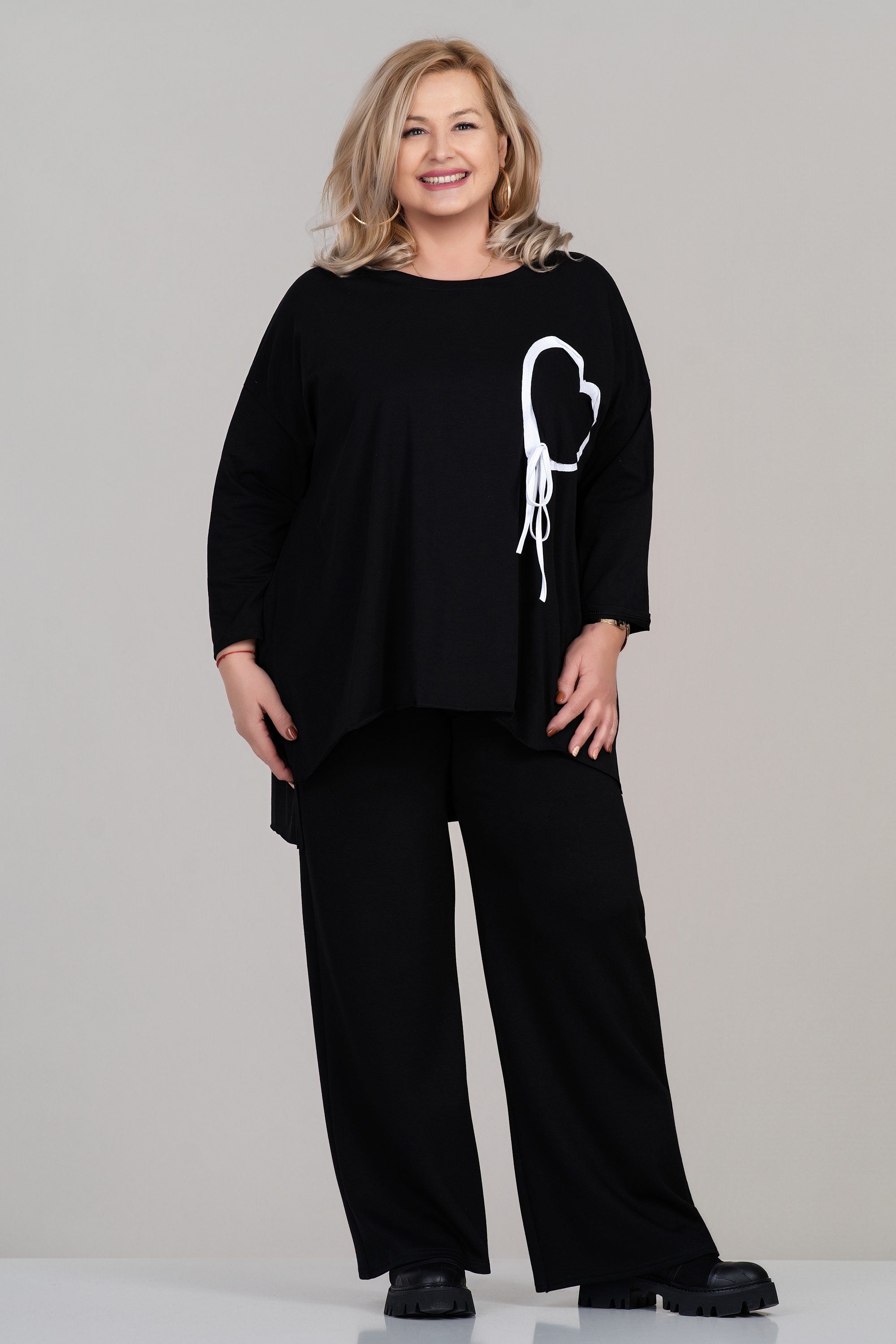 Макси блуза в черно с апликирано сърце и връзки