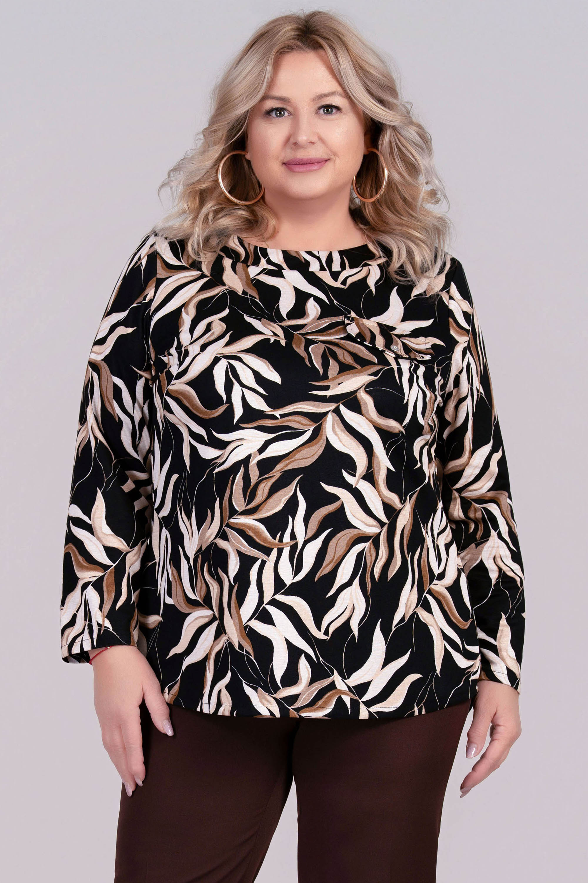 МАКСИ плътна блуза в черно с ефектен принт с листа