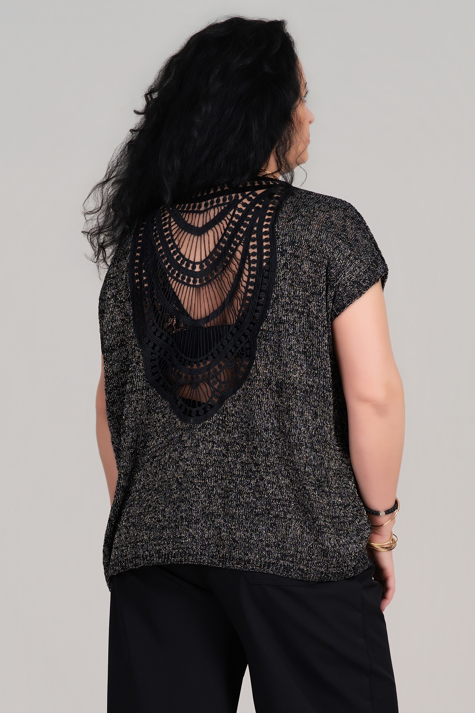 МАКСИ блуза в черно с нишка ламе и интересен гръб