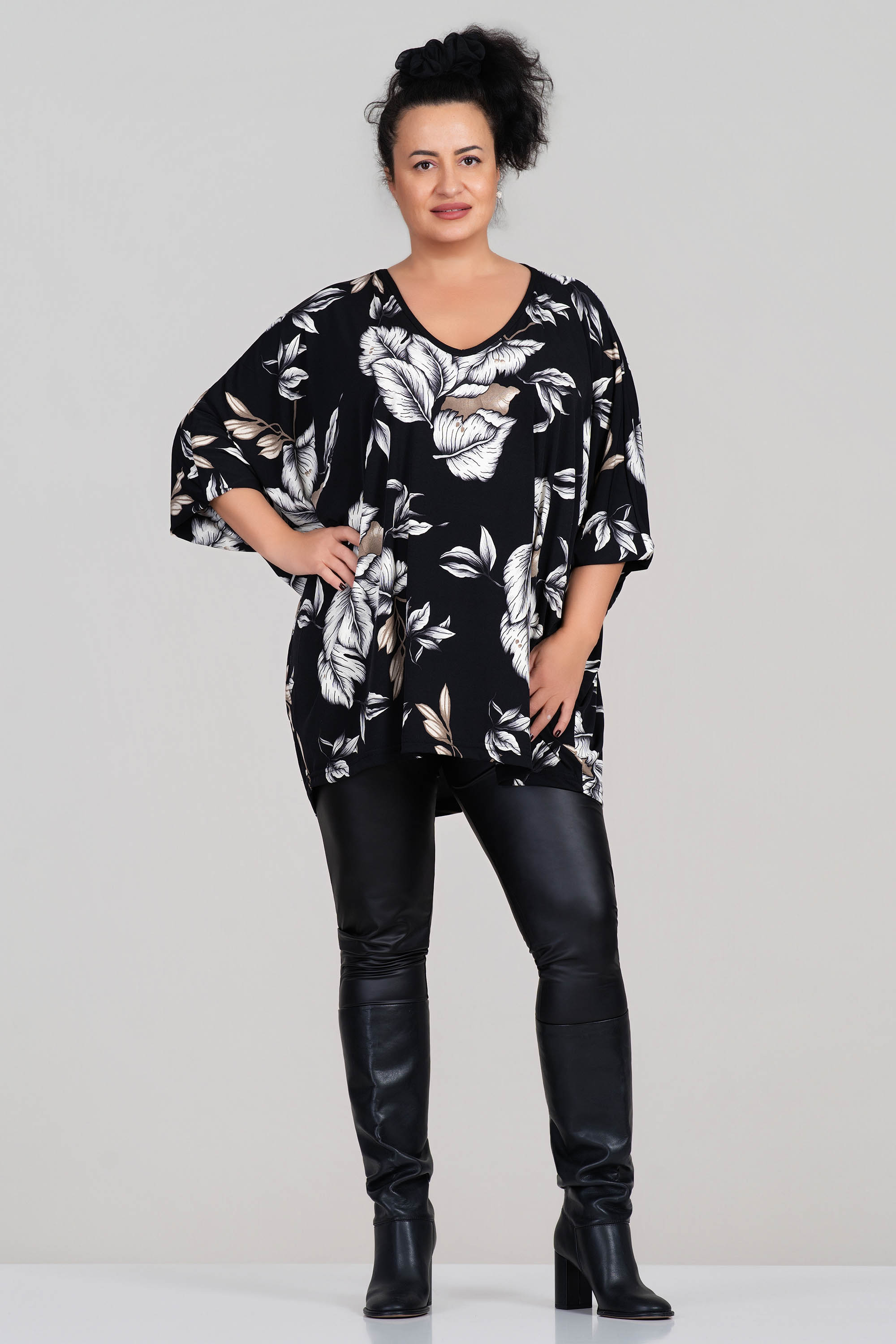 МАКСИ блуза в черно с принт бели листа