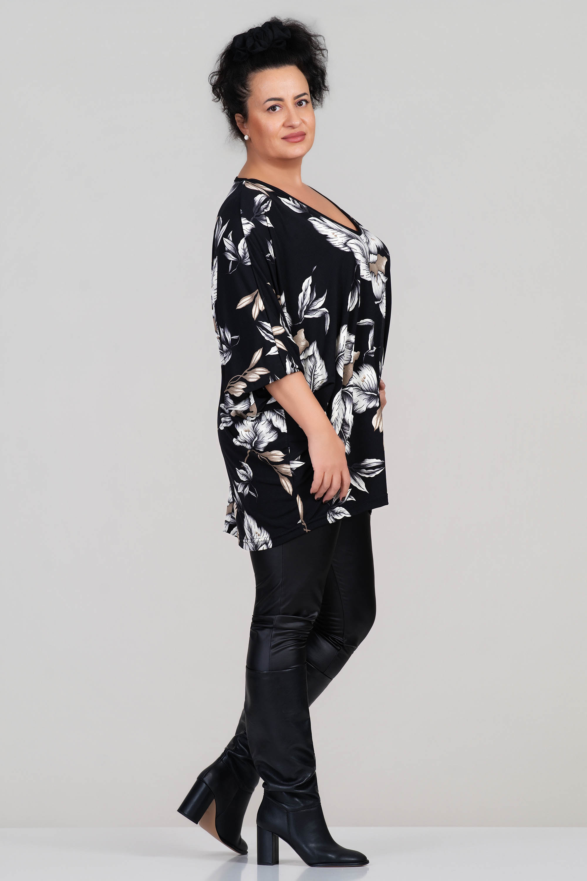 МАКСИ блуза в черно с принт бели листа