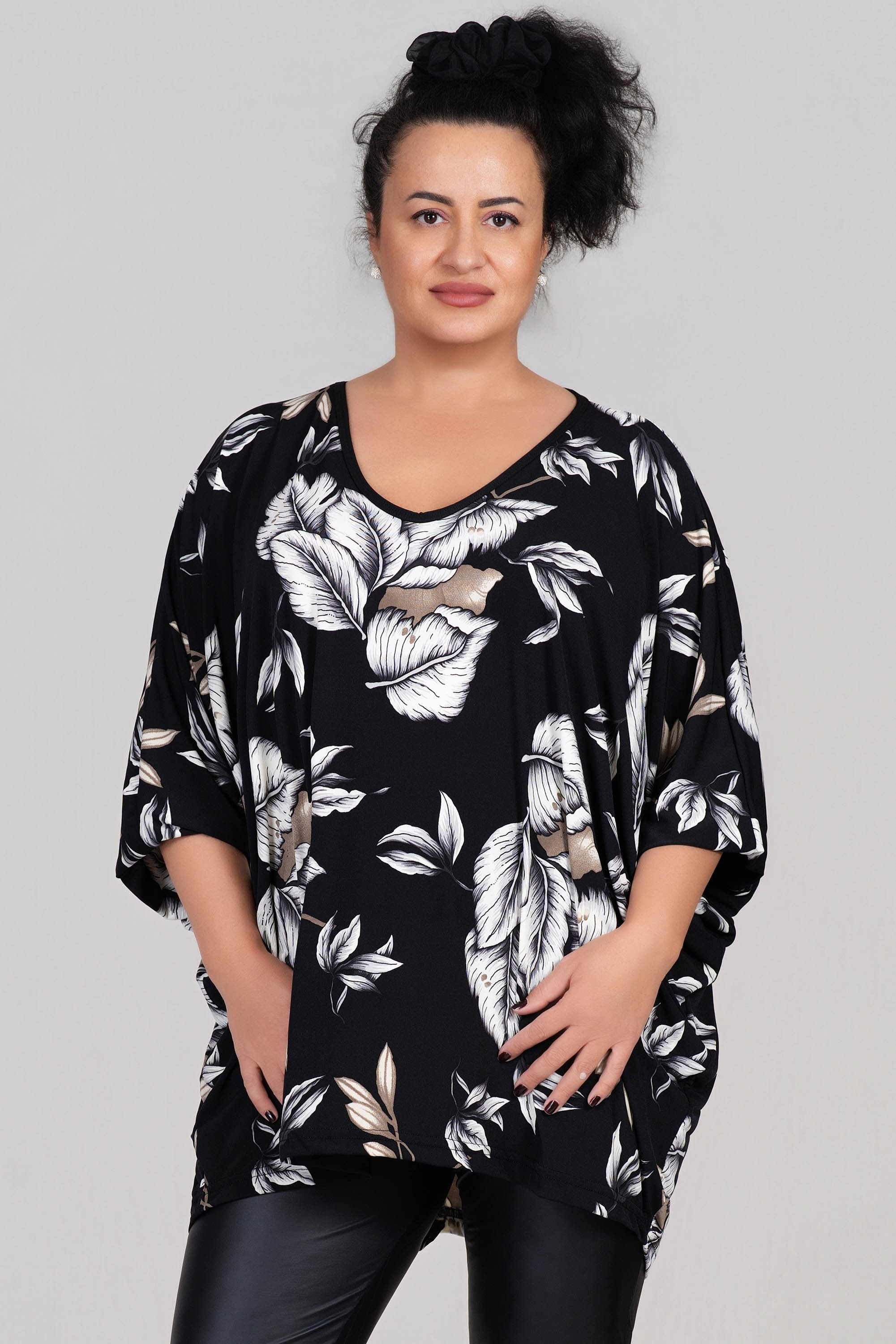 МАКСИ блуза в черно с принт бели листа