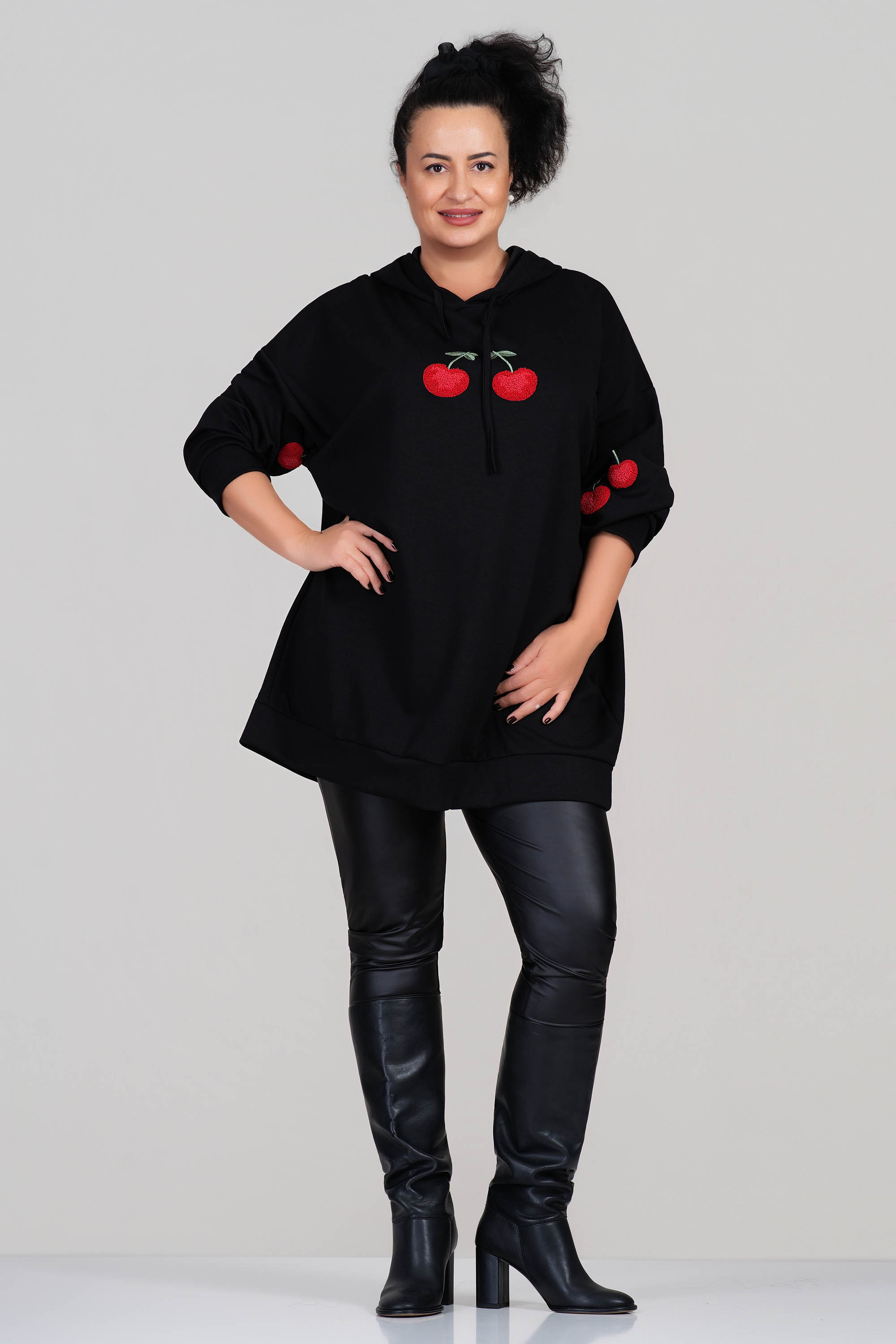 МАКСИ блуза в черно тип суитшърт с модерна апликация с черешки