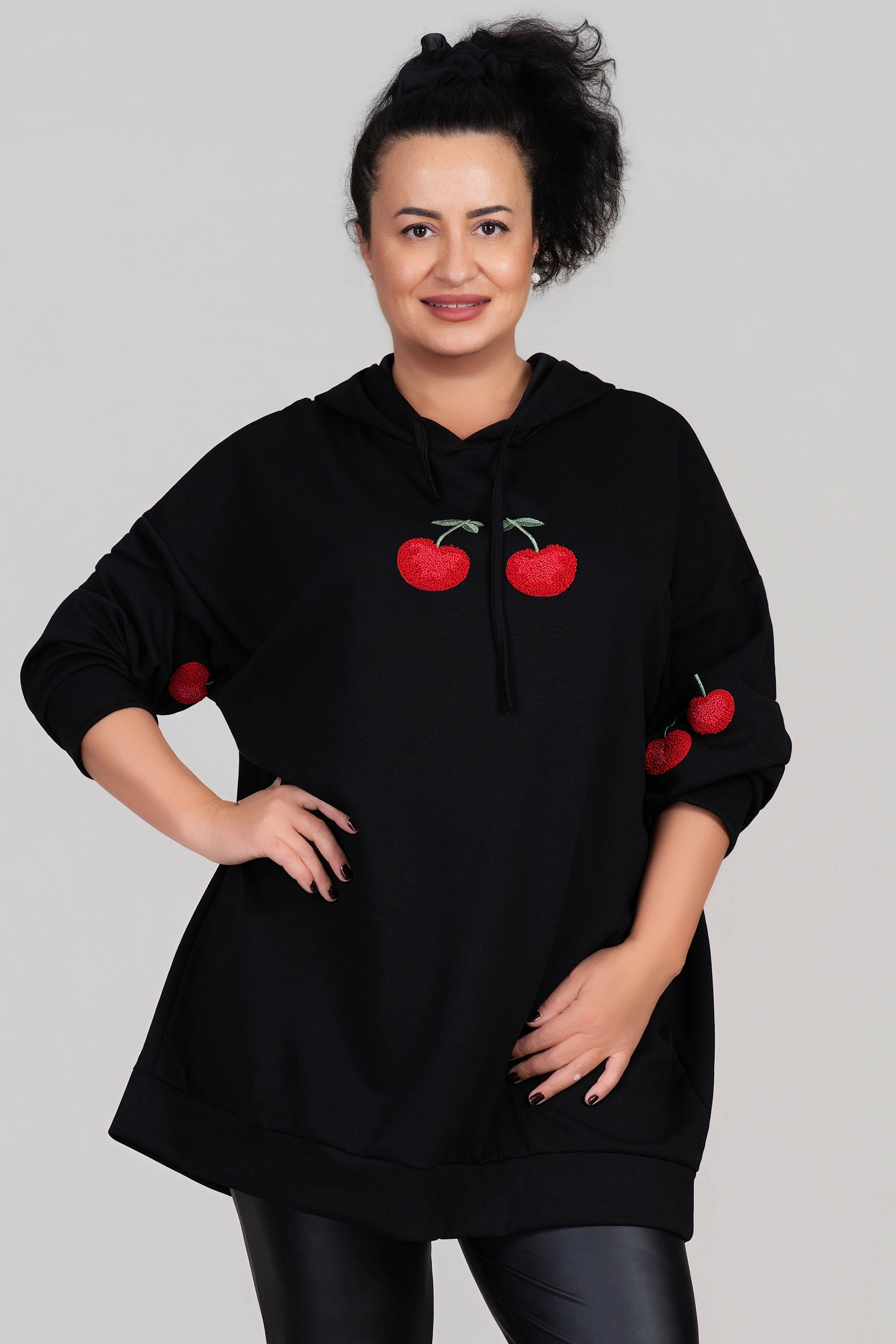 МАКСИ блуза в черно тип суитшърт с модерна апликация с черешки