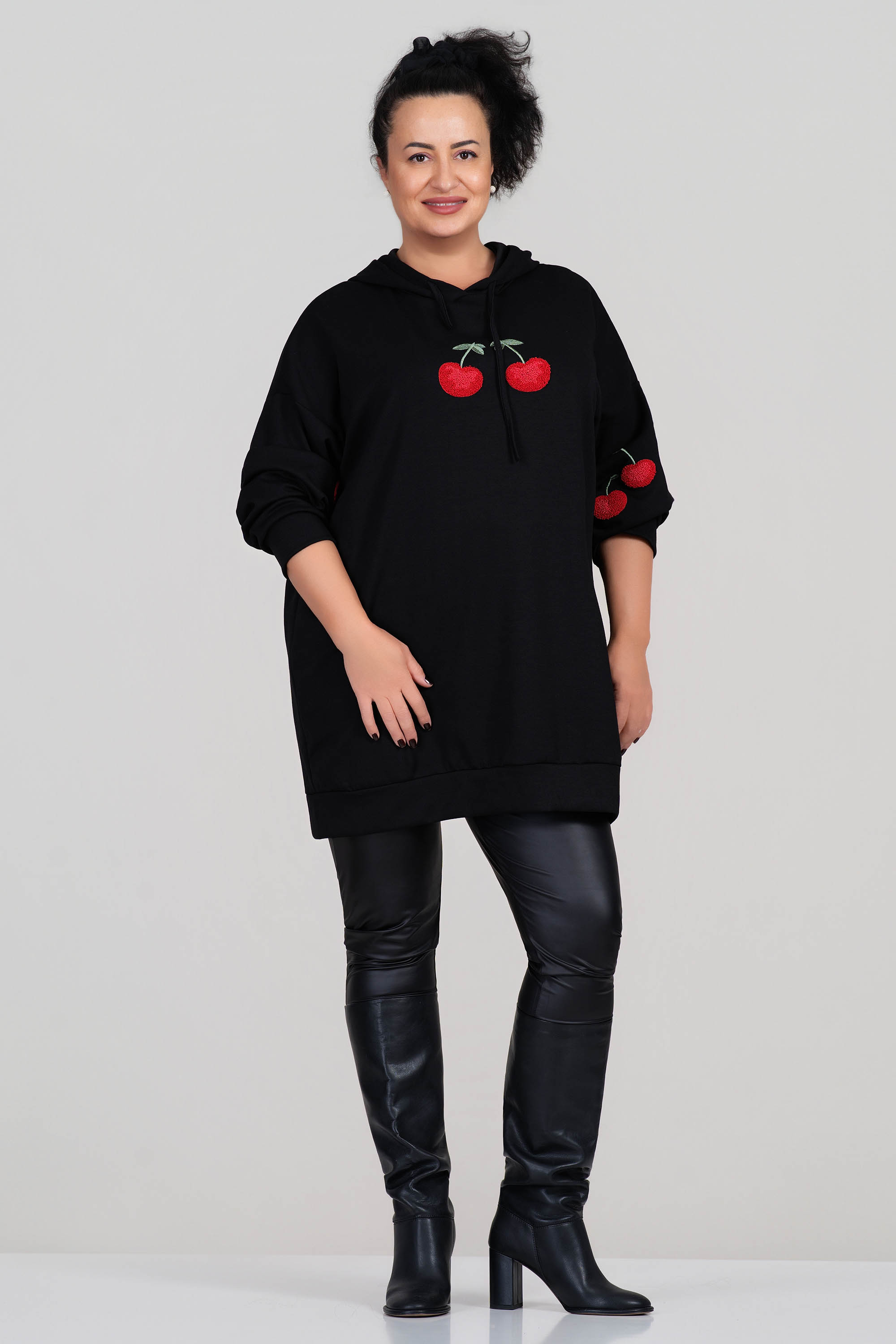 МАКСИ блуза в черно тип суитшърт с модерна апликация с черешки