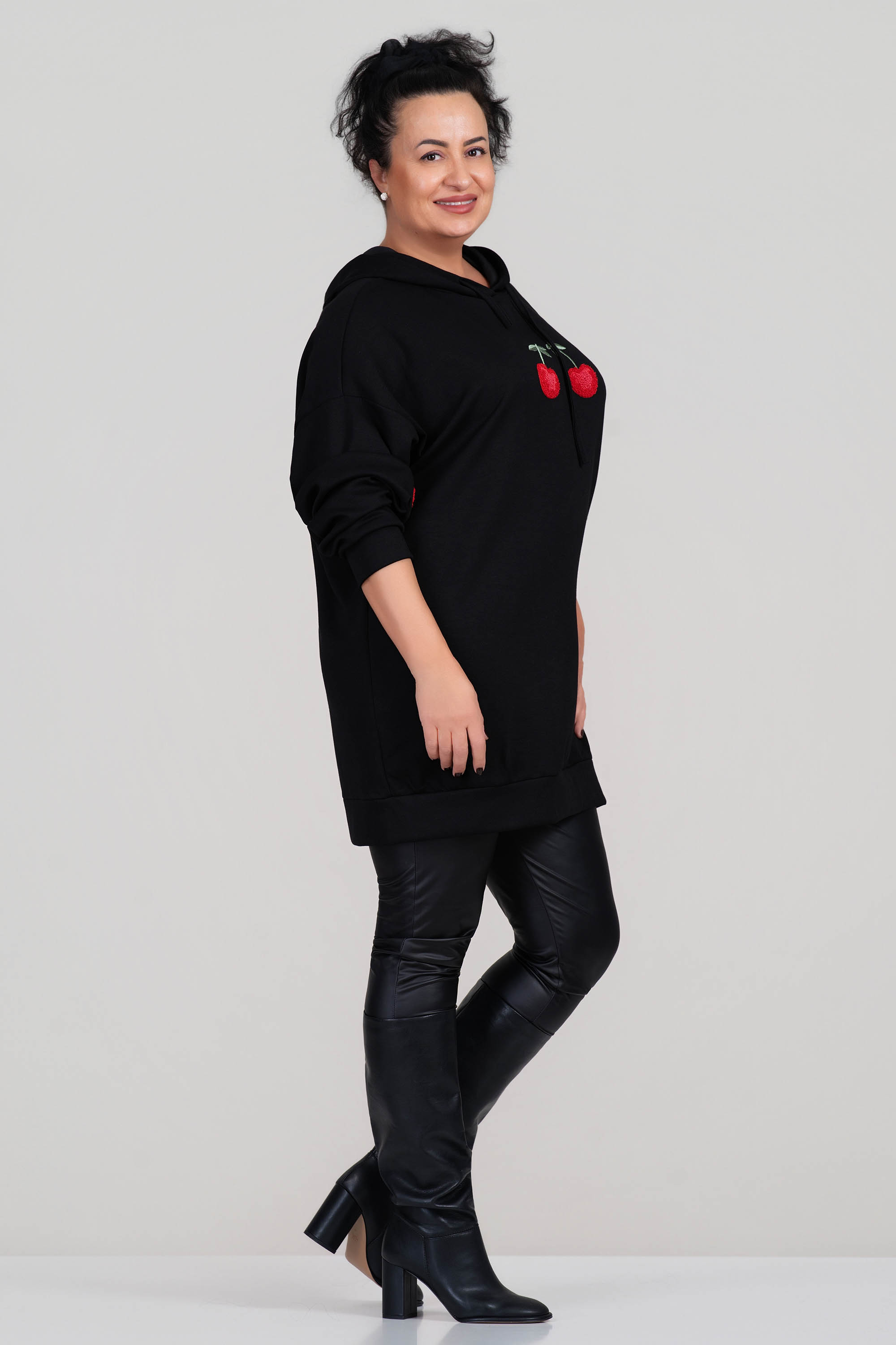 МАКСИ блуза в черно тип суитшърт с модерна апликация с черешки