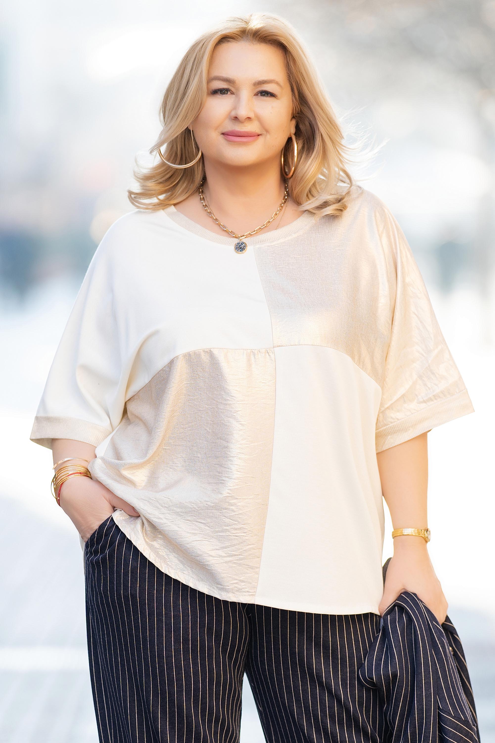 Макси блуза в цвят екрю с обло деколте и златисти акценти